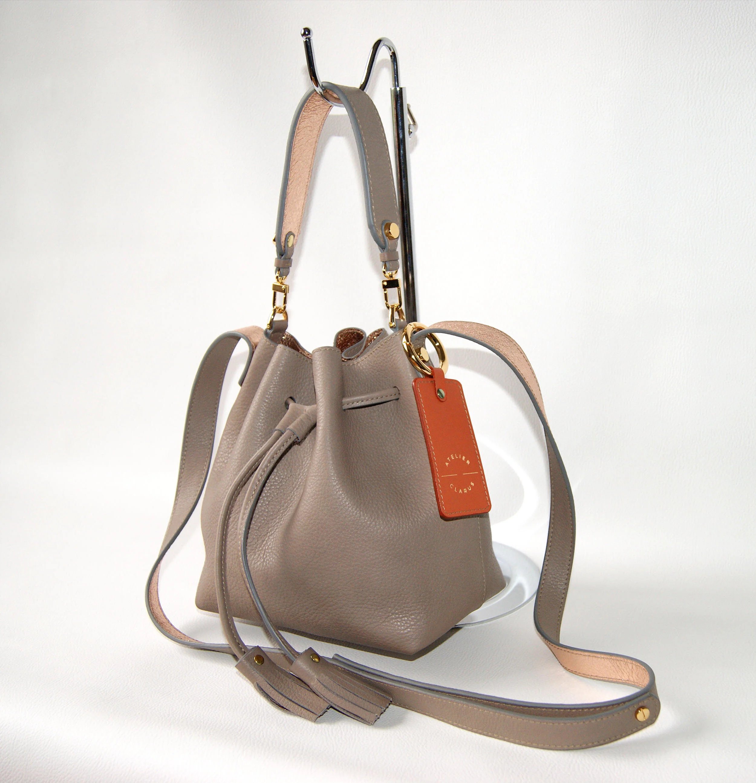 petit sac seau cuir grainé couleur taupe intérieur métallisé rose gold