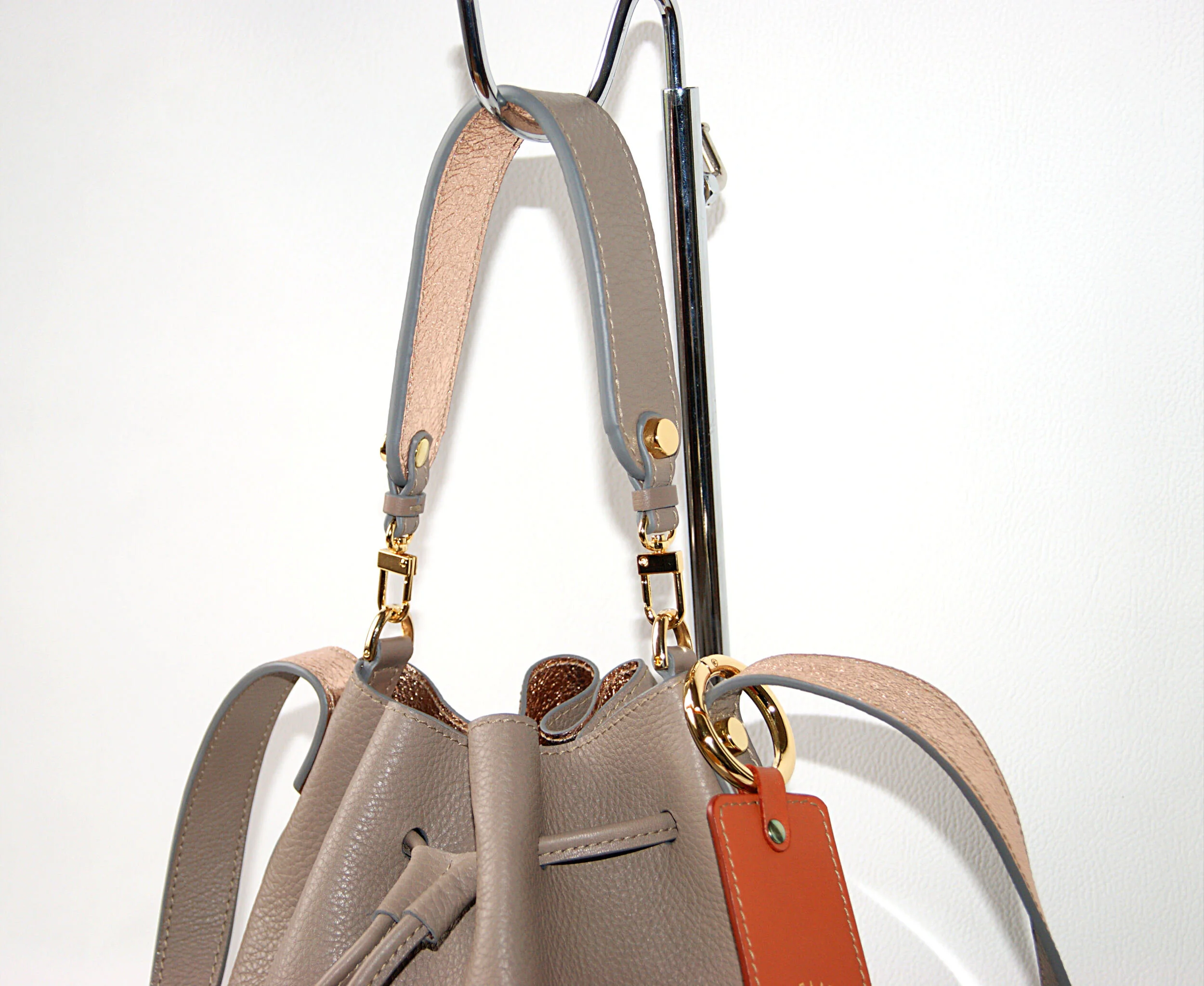 petit sac seau cuir grainé couleur taupe intérieur métallisé rose gold détails