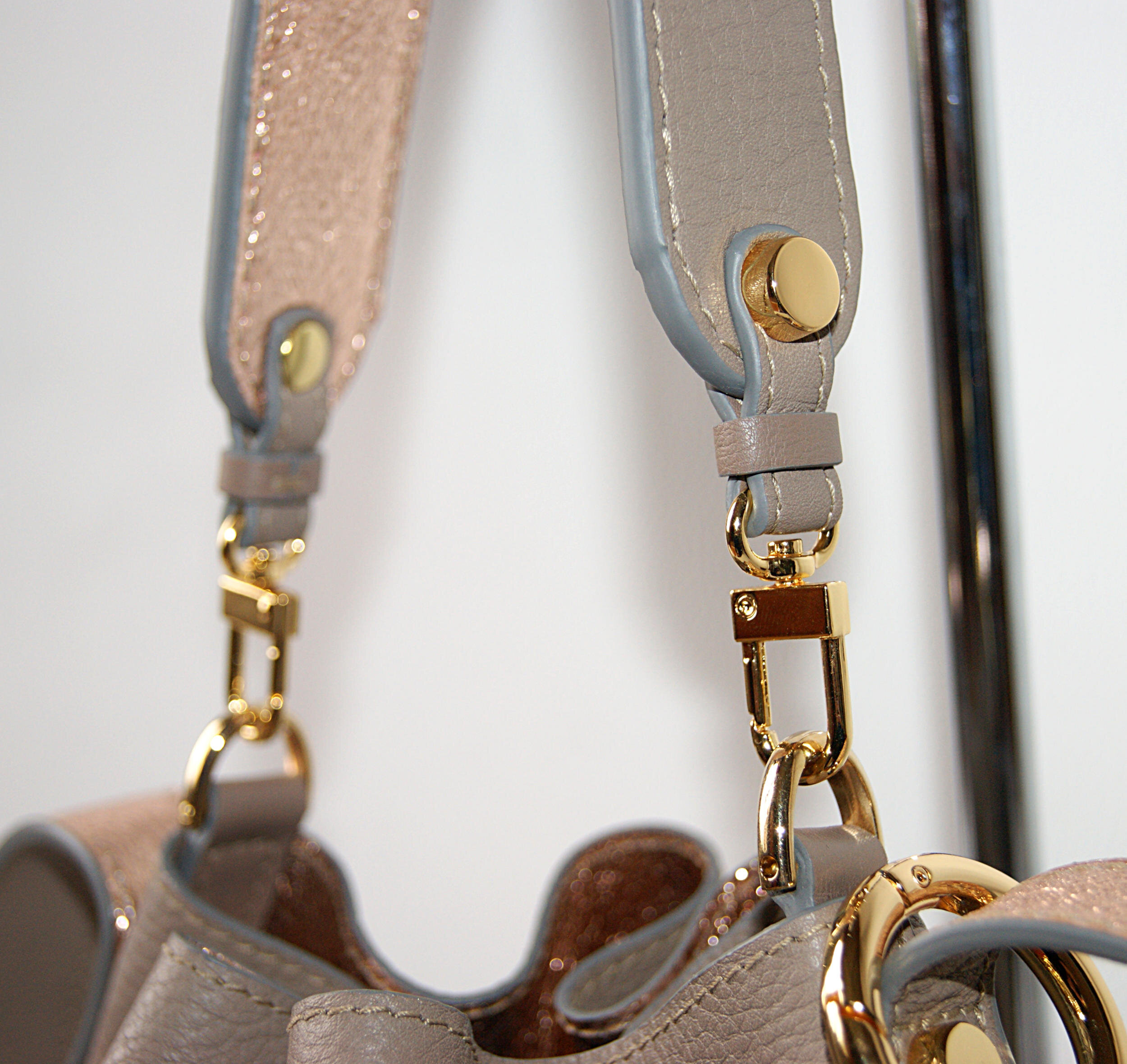 petit sac seau cuir grainé couleur taupe intérieur métallisé rose gold détail