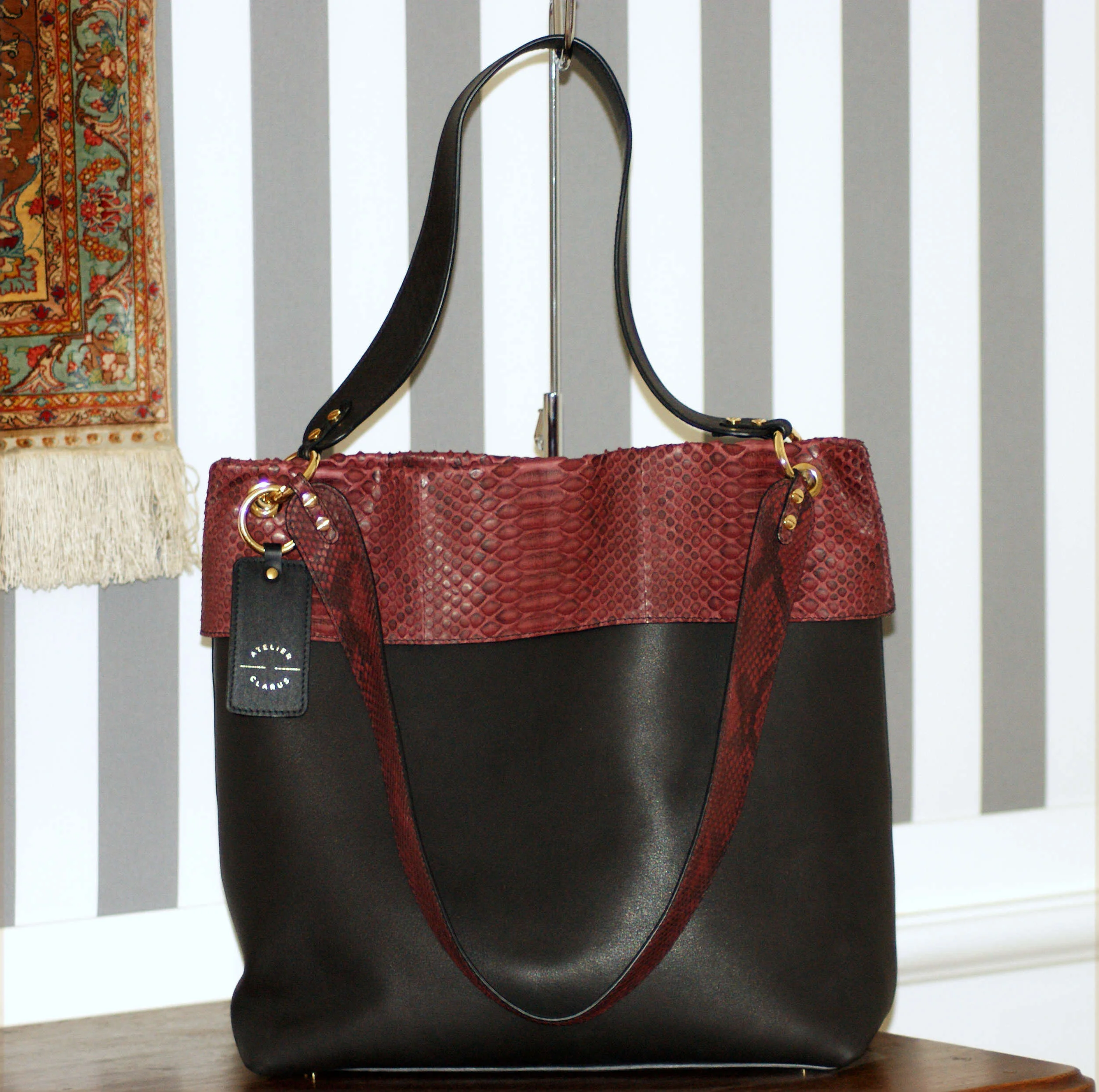 sac hobo cuir noir lisse revers python bordeaux