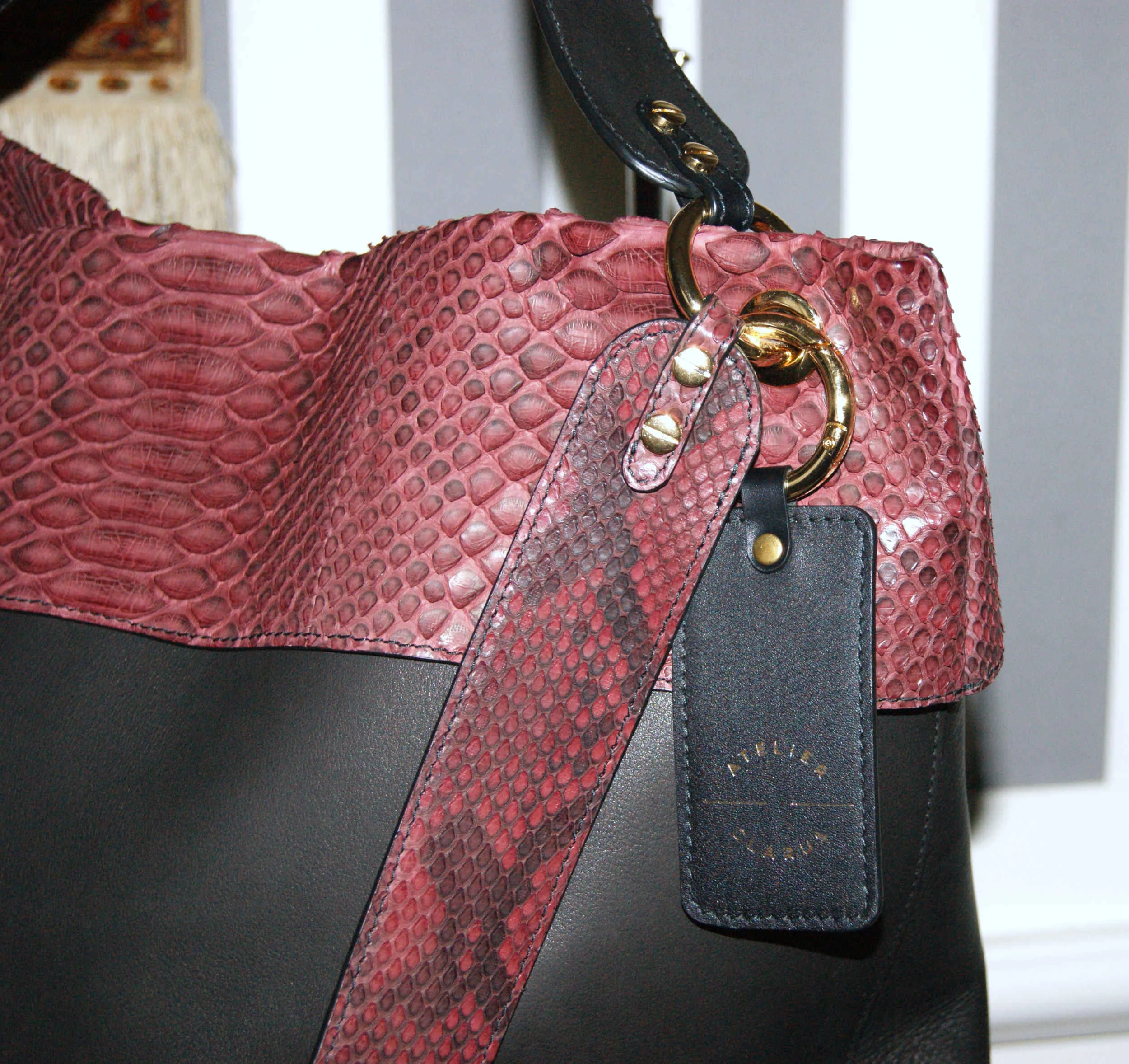 sac hobo cuir noir lisse revers python bordeaux détails