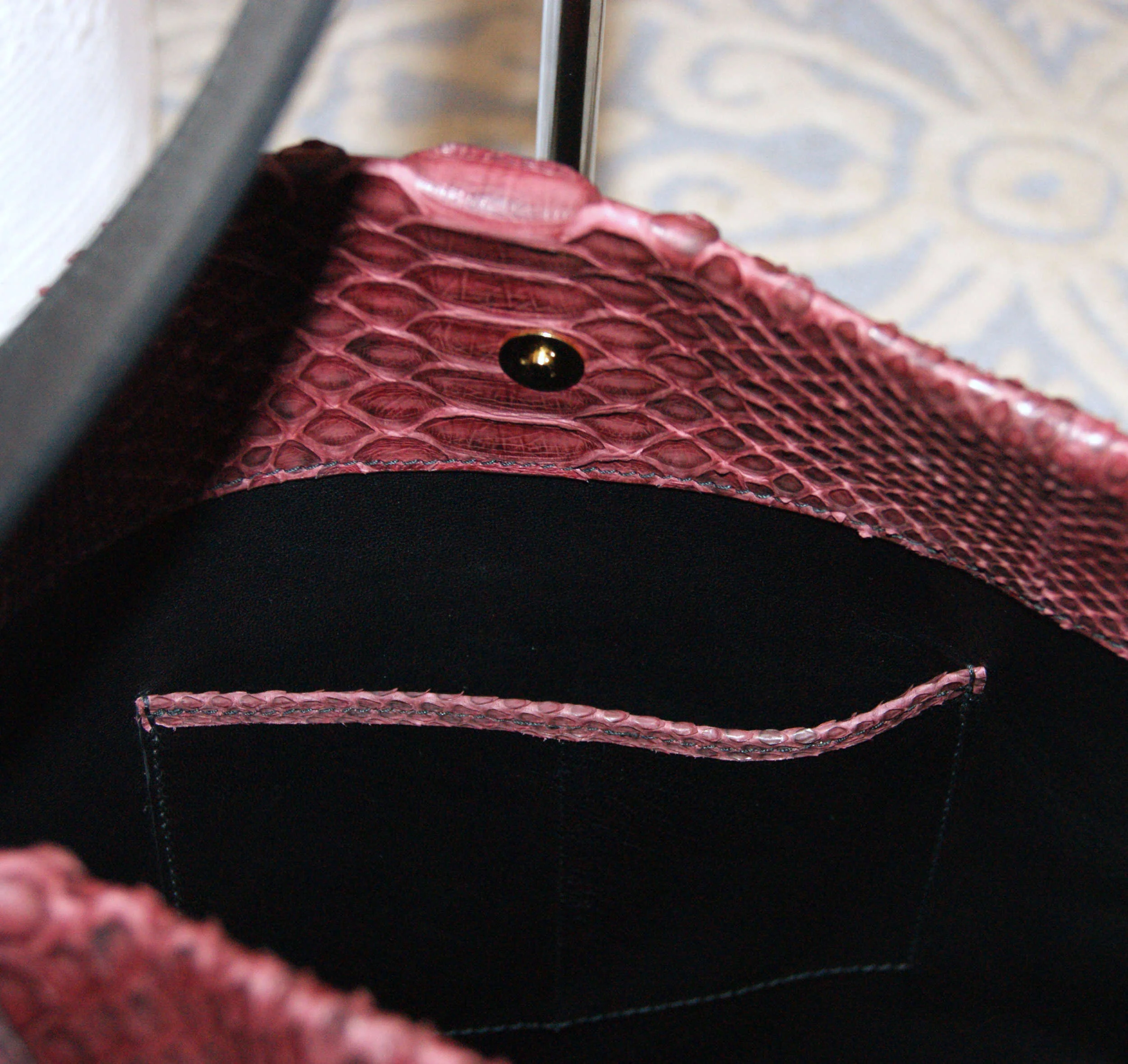 sac hobo cuir noir lisse revers python bordeaux intérieur poche