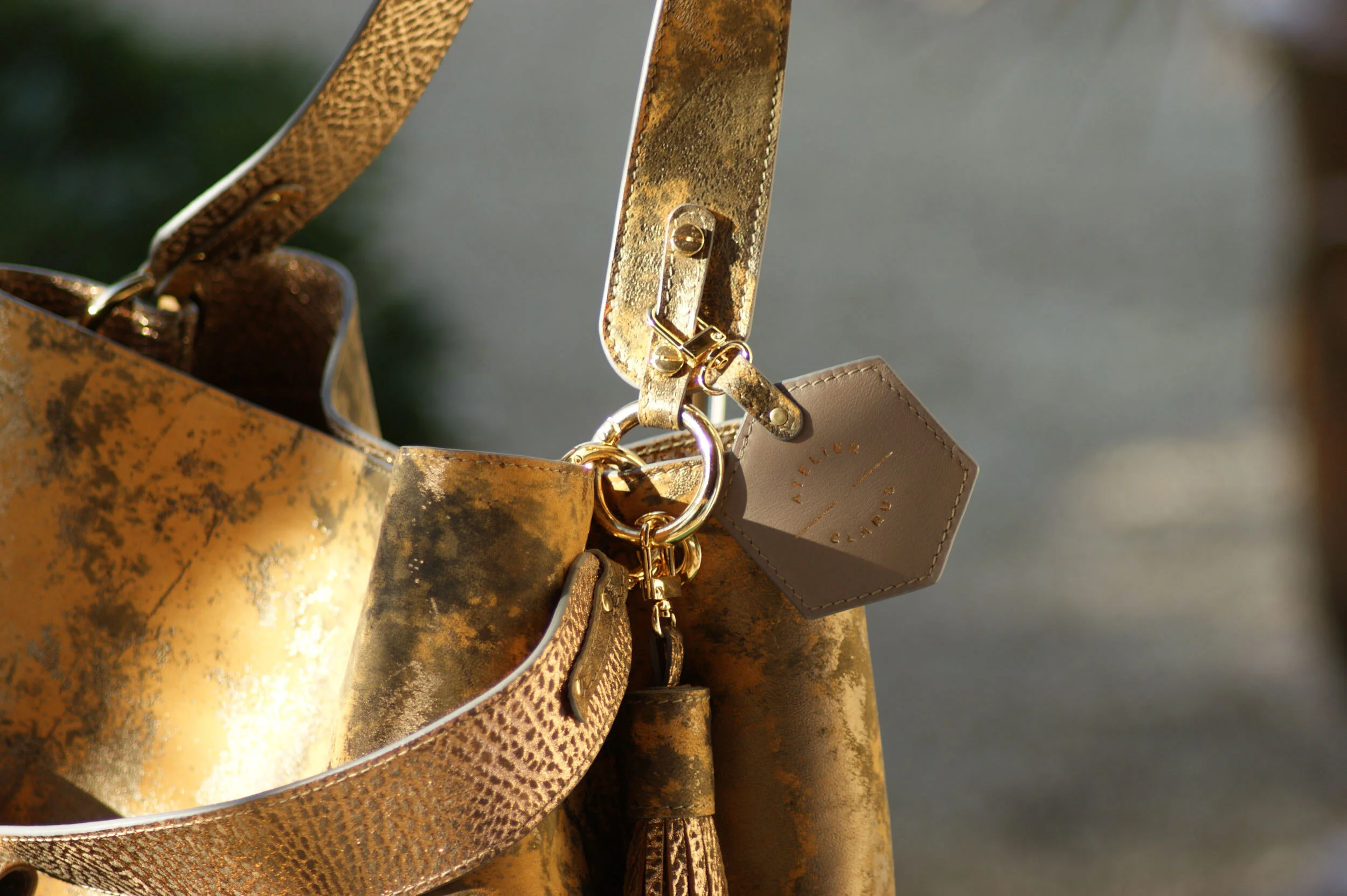 sac cuir fantaisie couleur ocre jaune éclats métallisés détails