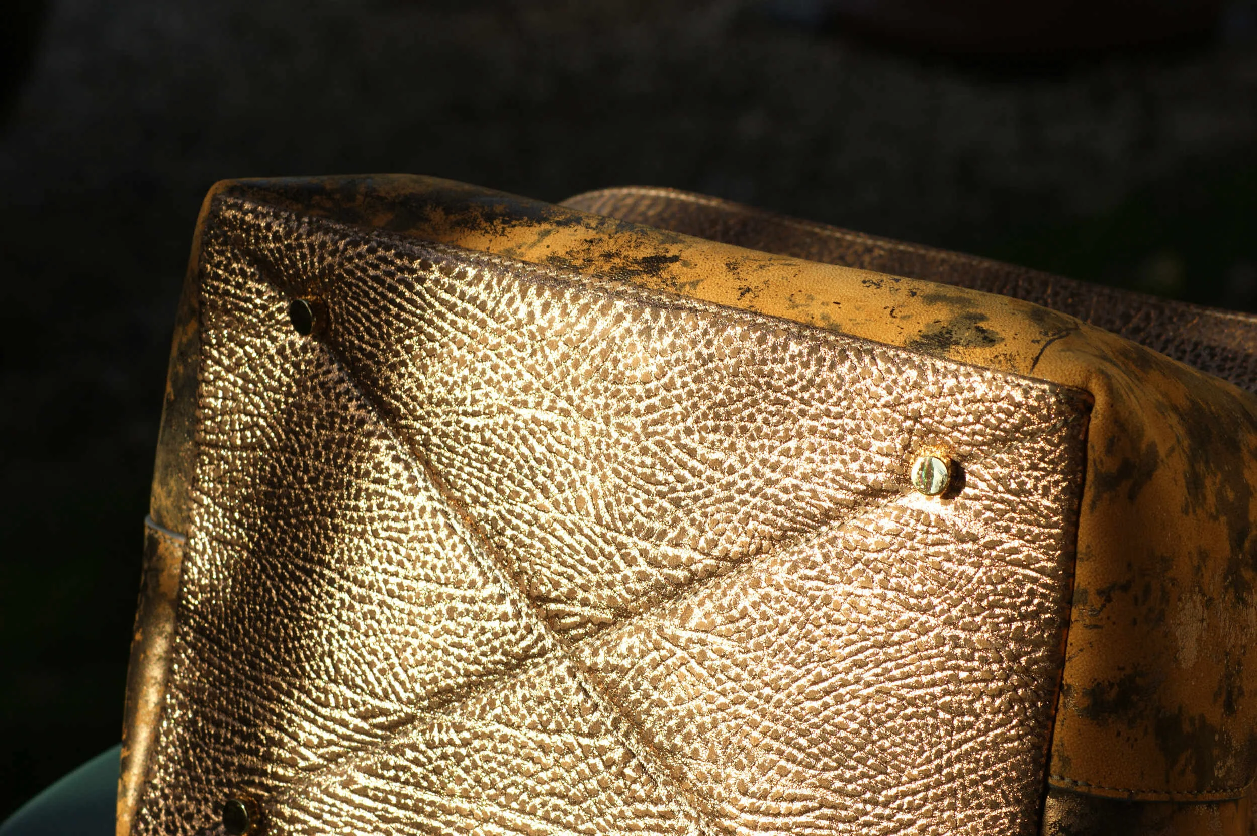 sac cuir fantaisie couleur ocre jaune éclats métallisés vue dessous