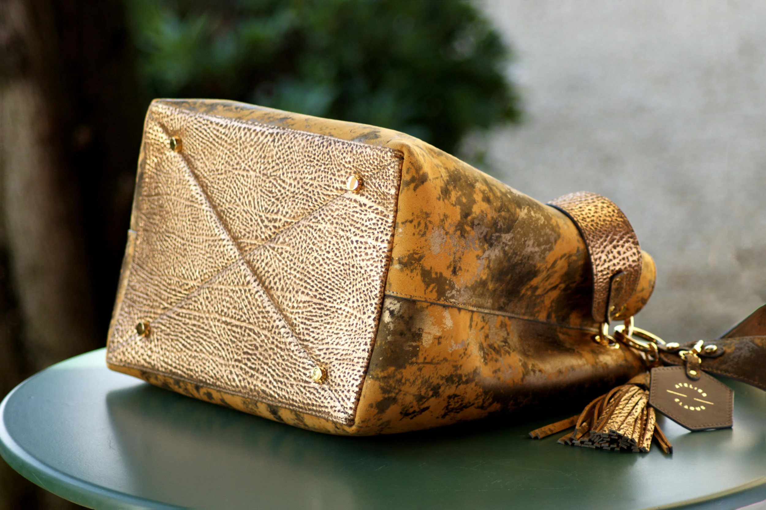 sac cuir fantaisie couleur ocre jaune éclats métallisés vue dessous