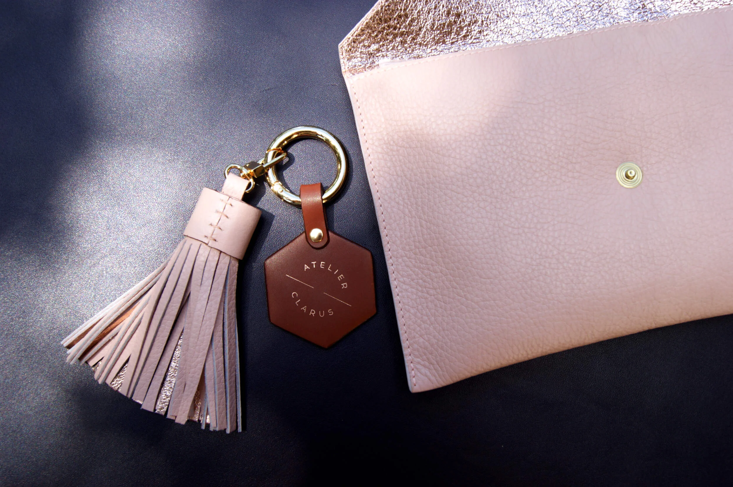 sur-mesure-porte-clés-cuir-rose-poudre-logo-atelier-clarus-avec-pochette