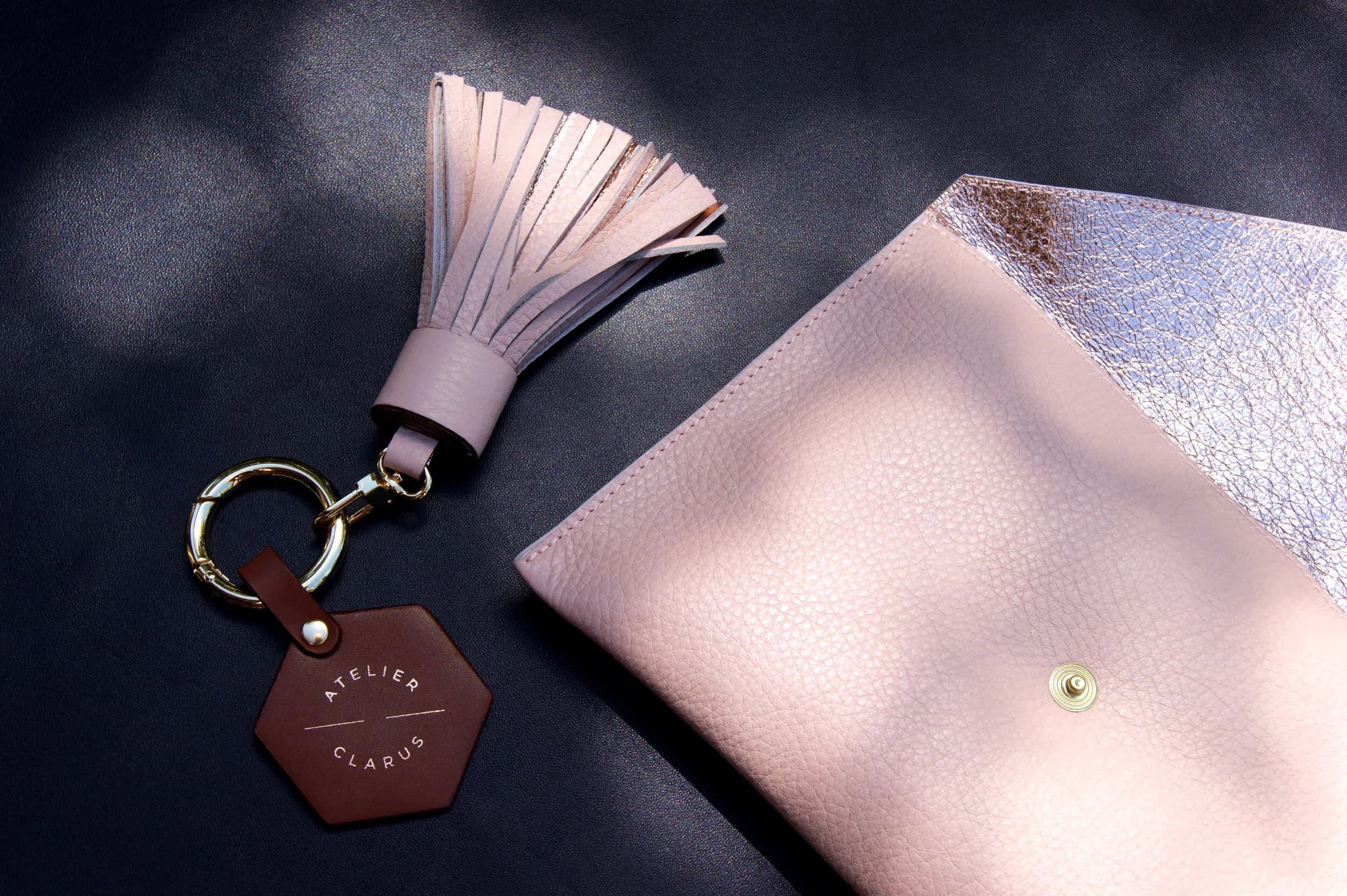 sur-mesure-porte-clés-cuir-atelier-clarus-avec-pochette