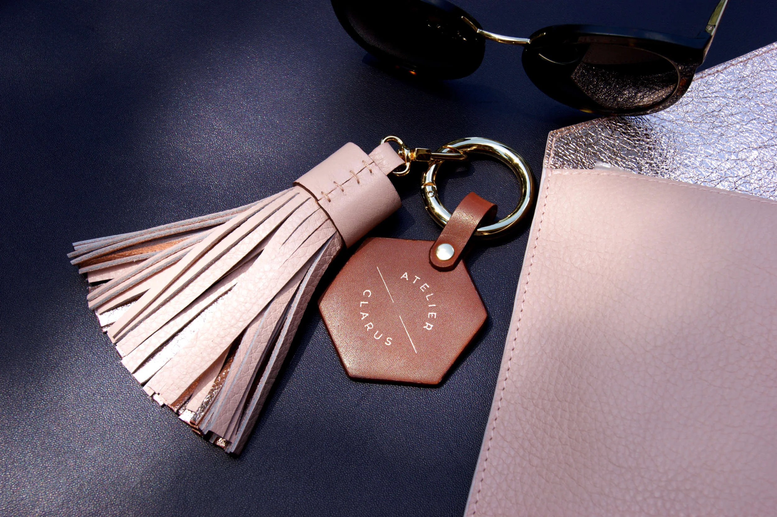 sur-mesure-porte-clés-cuir-rose-poudre-logo-atelier-clarus-avec-pochette