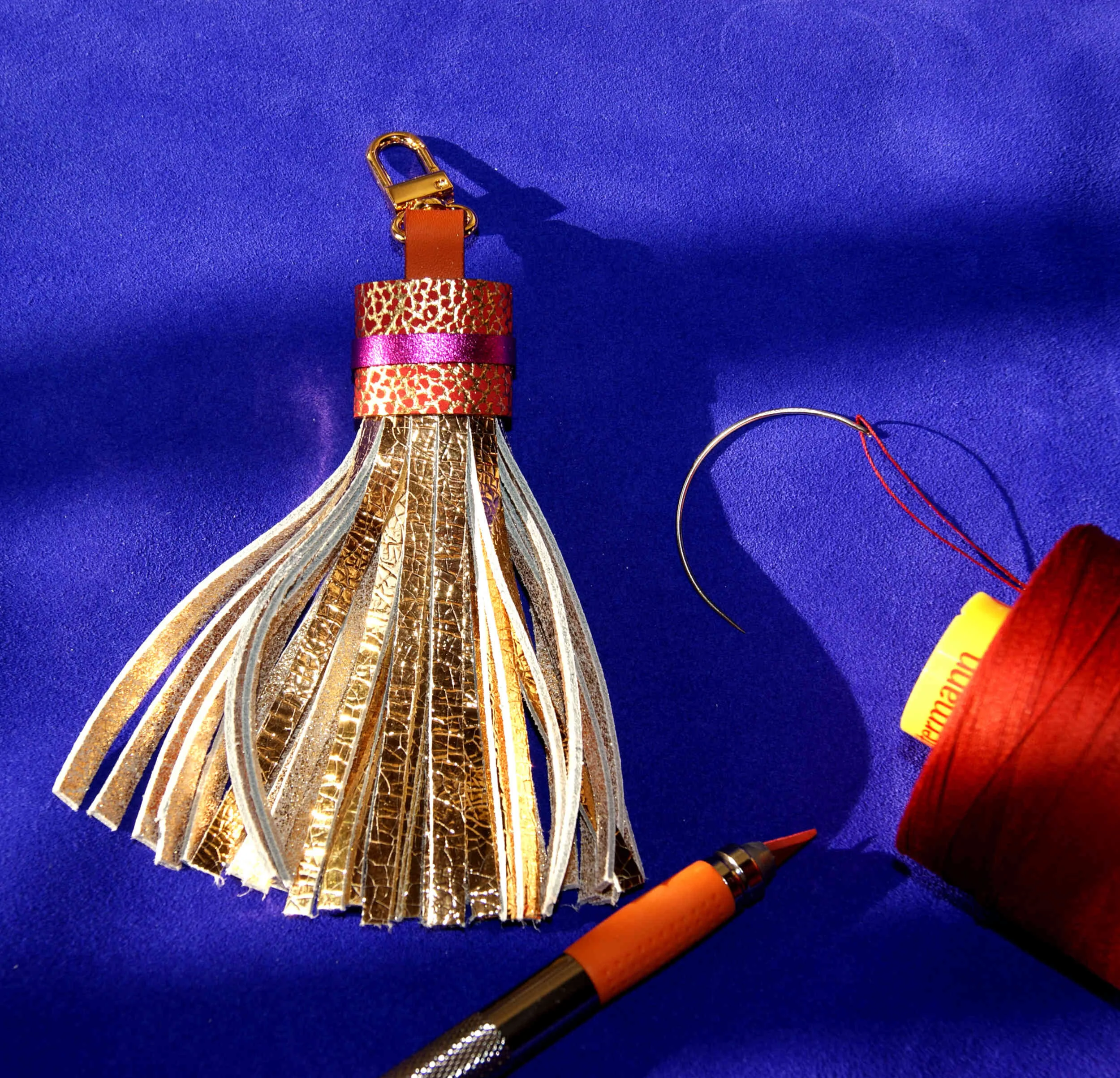 sur-mesure-porte-clés-cuir-métallisé-pompon