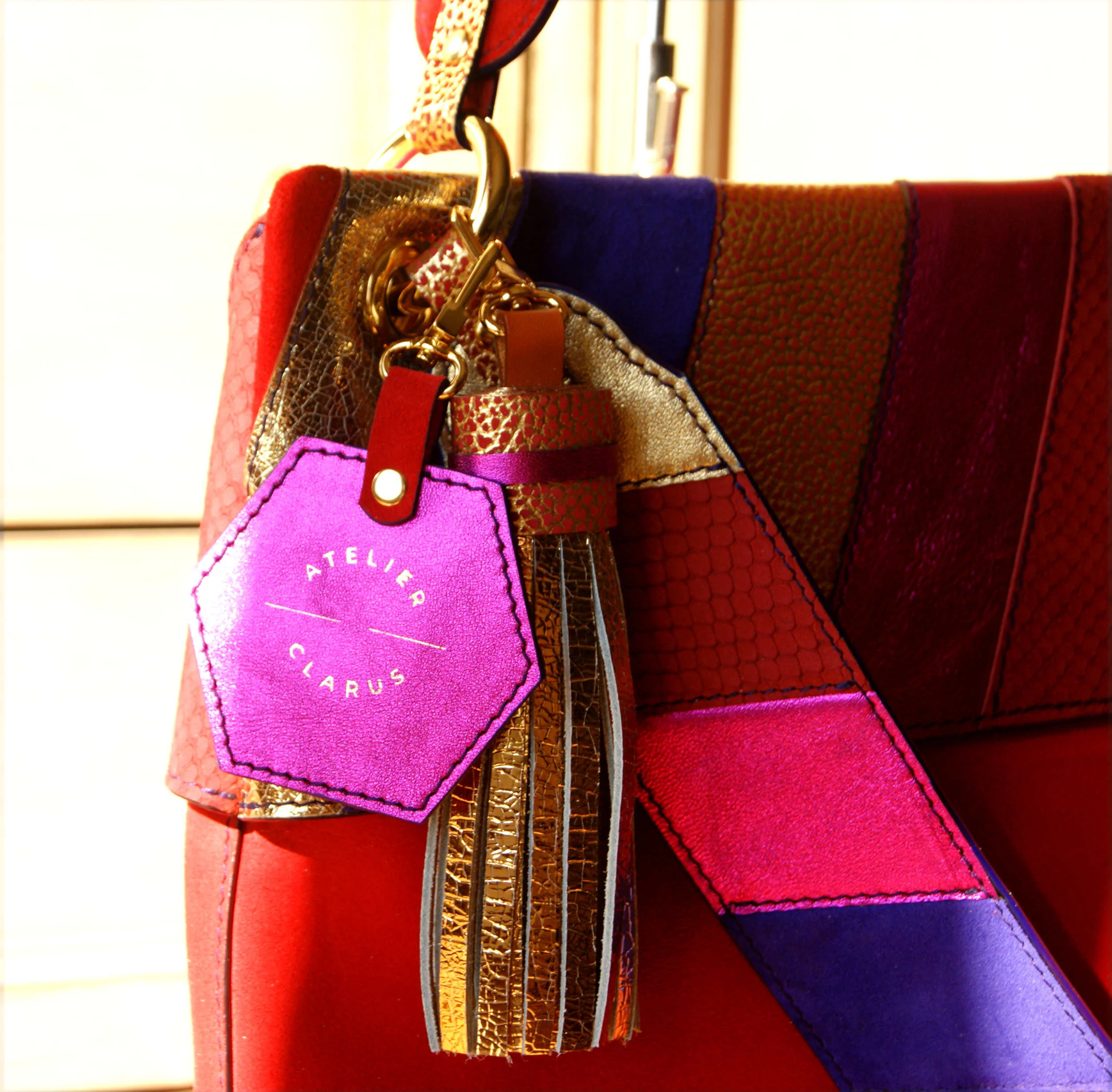 sur-mesure-sac-hobo-cuir-rouge-coquelicot-revers-cuirs-métallisés-avec-pochette-détails