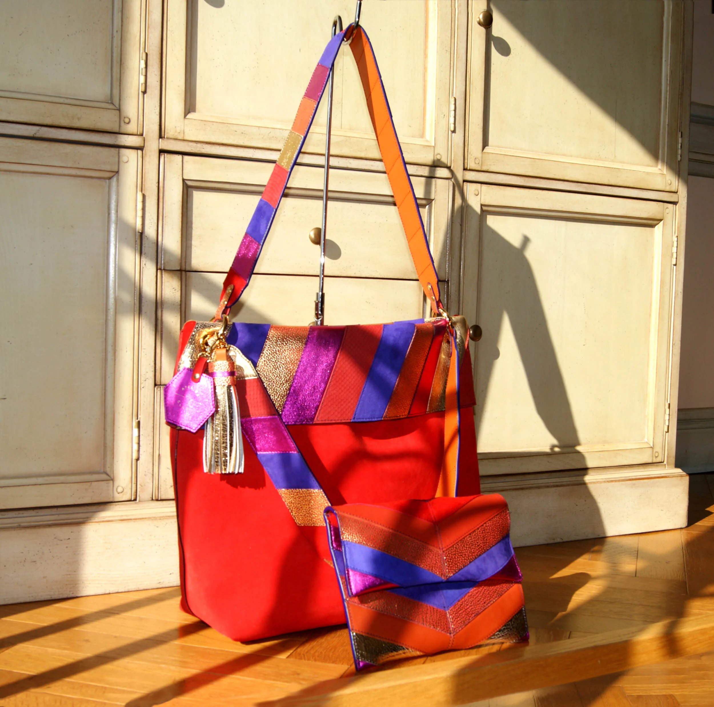 sur-mesure-sac-hobo-cuir-rouge-coquelicot-revers-cuirs-métallisés-avec-pochette
