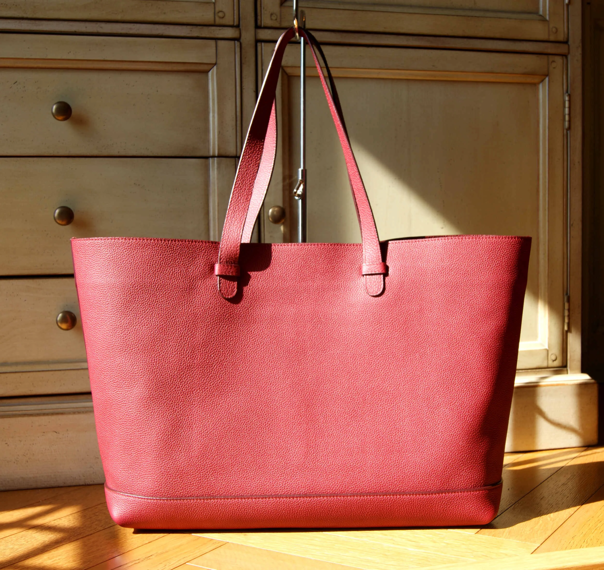 Création française sac sur mesure grand cabas cuir grainé bordeaux vue de face