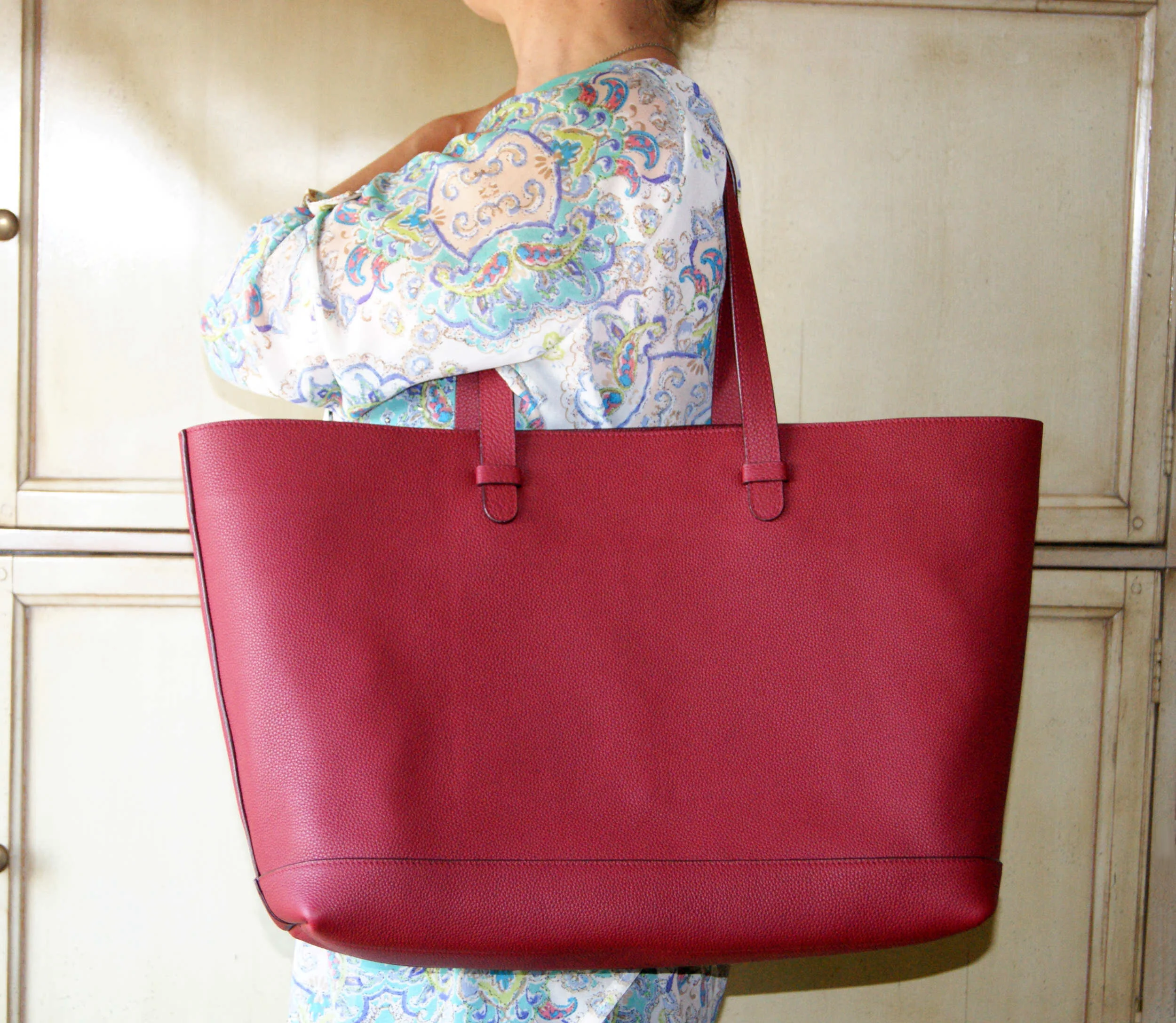 Création française sac sur mesure grand cabas cuir grainé bordeaux vue porté