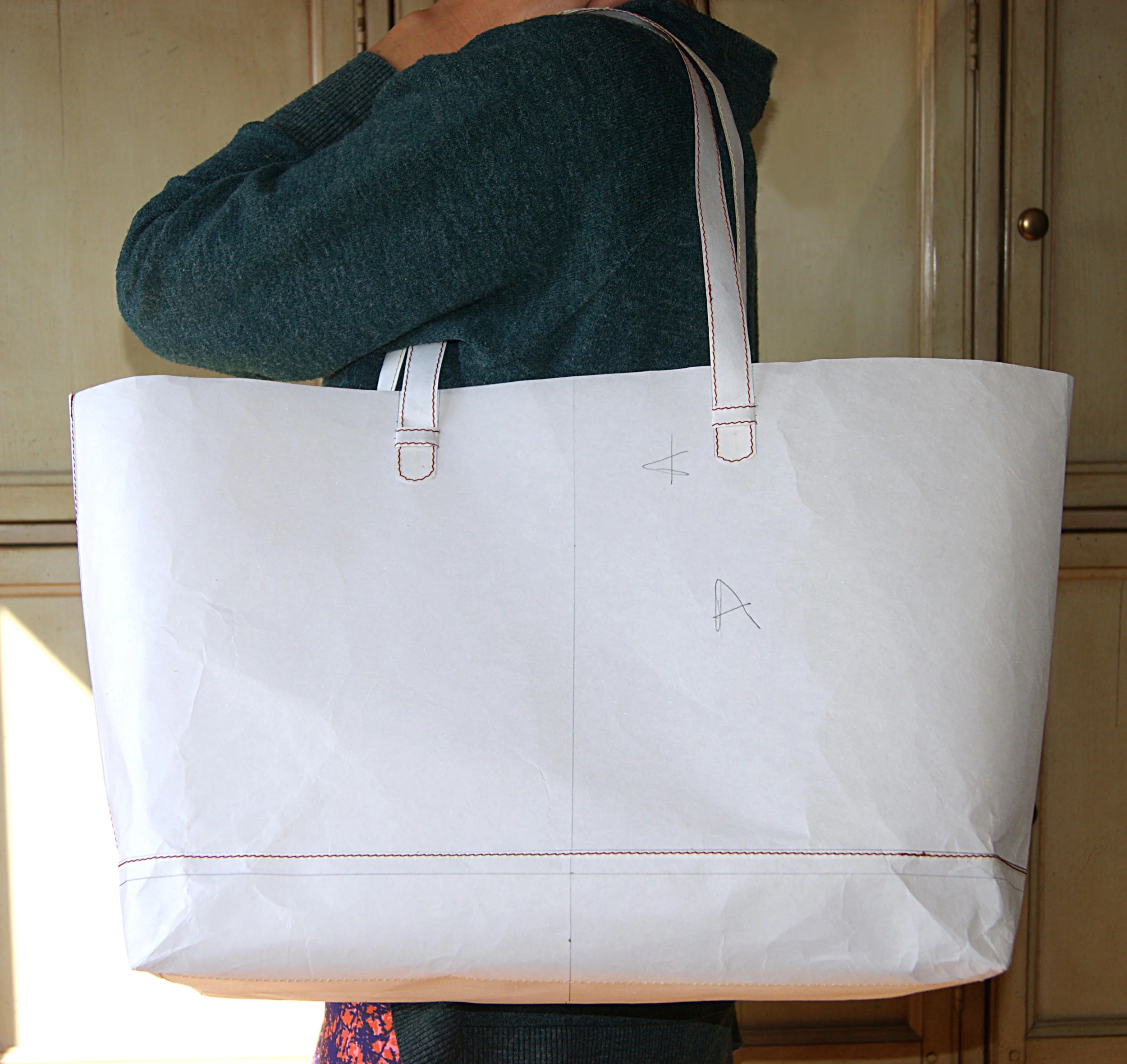 Création française sac sur mesure grand cabas cuir grainé bordeaux prototype