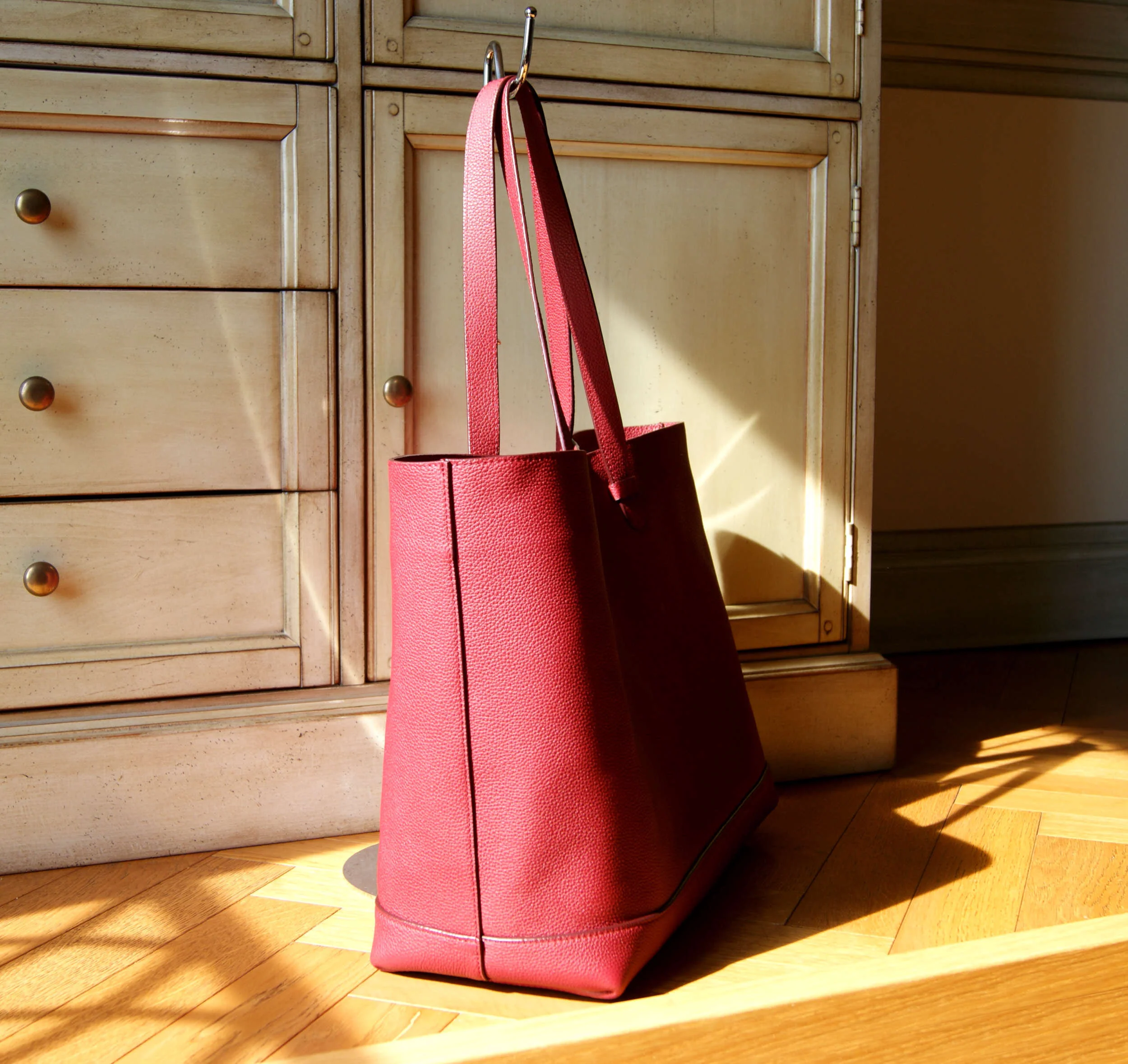 Création française sac sur mesure grand cabas cuir grainé bordeaux vue profil