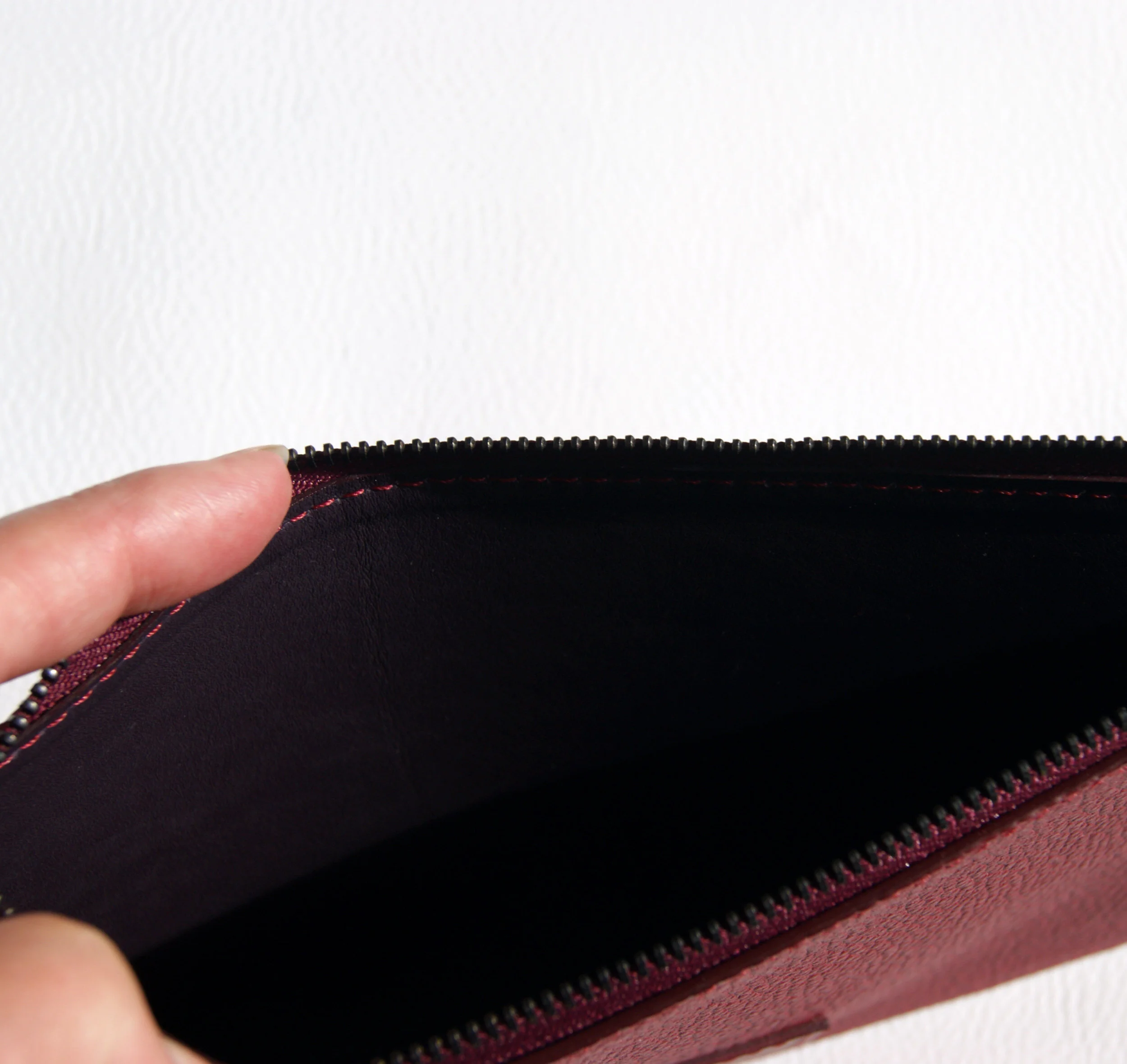 Création française sac sur mesure grand cabas cuir grainé bordeaux vue intérieur pochette assortie