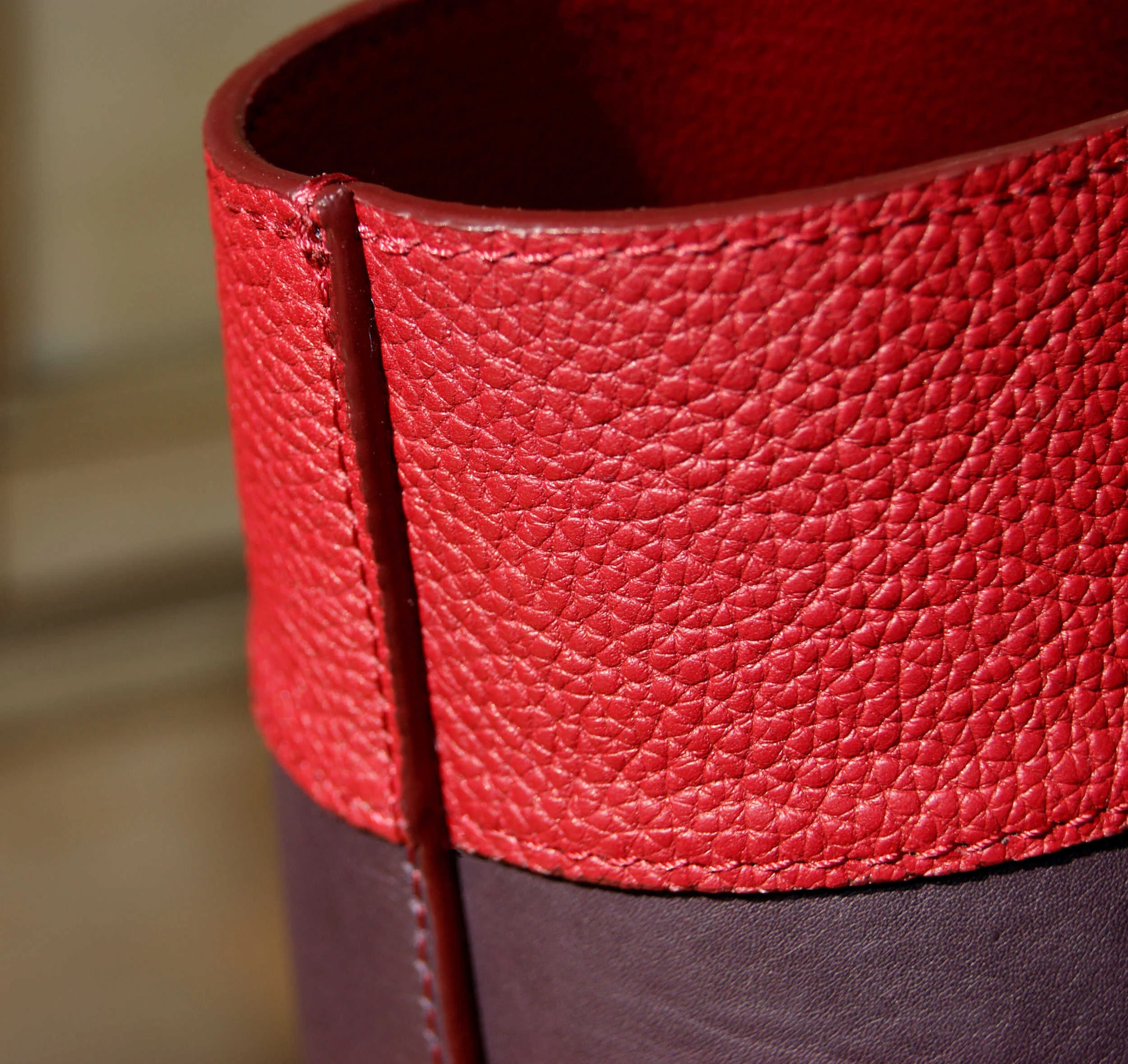 Création française sac sur mesure grand cabas cuir grainé bordeaux détail