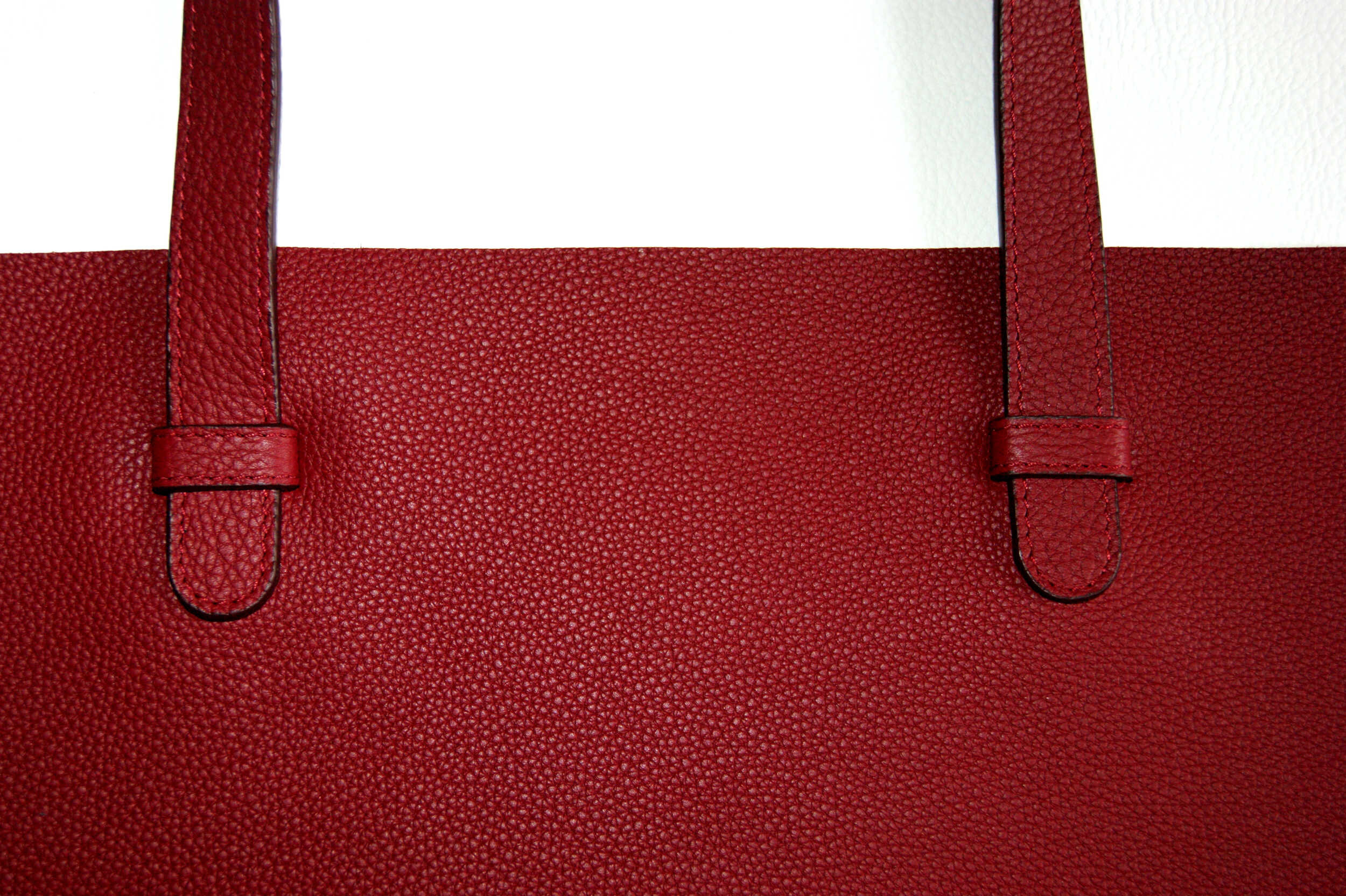 Création française sac sur mesure grand cabas cuir grainé bordeaux détail