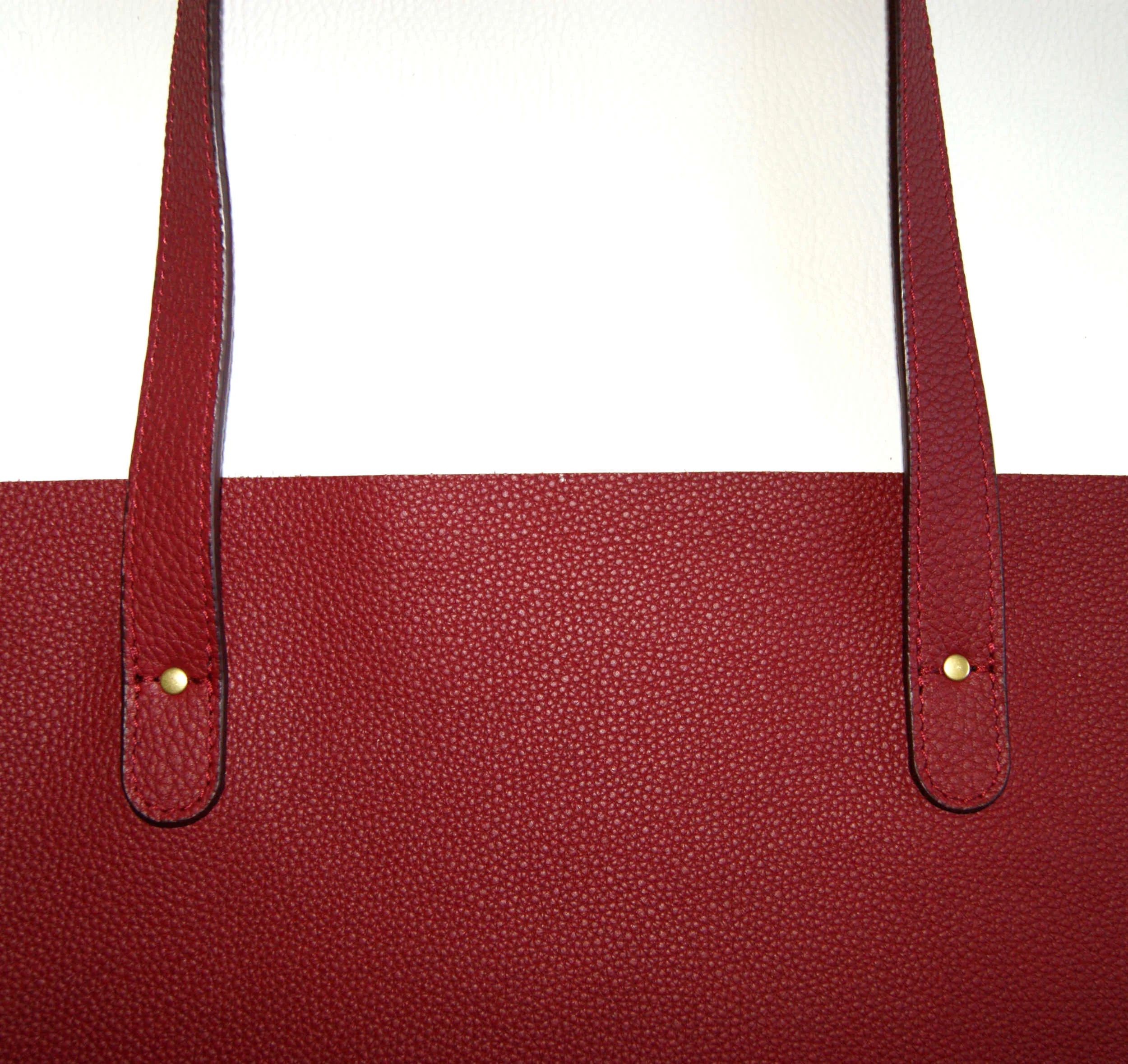 Création française sac sur mesure grand cabas cuir grainé bordeaux détail fabrication