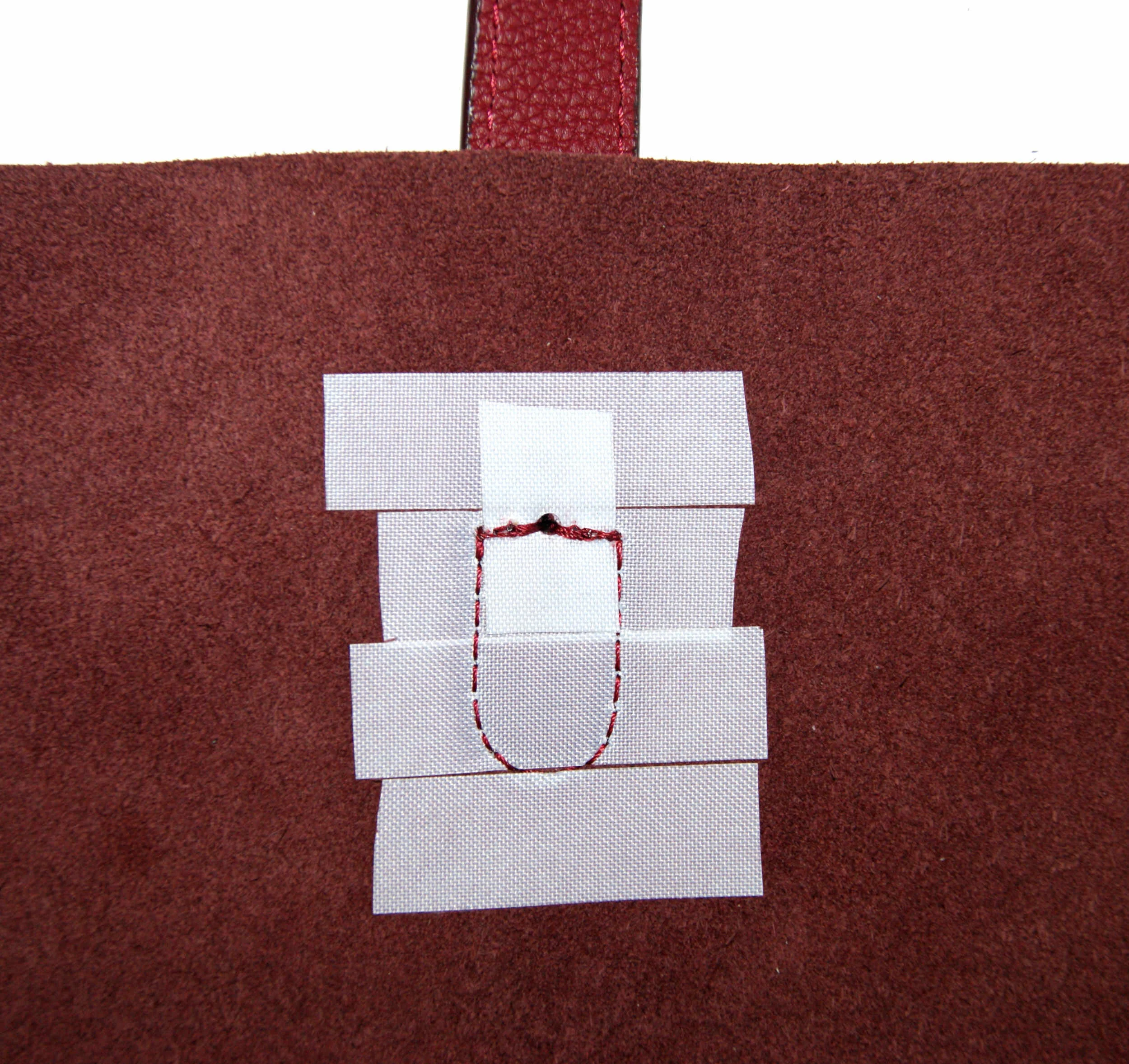 Création française sac sur mesure grand cabas cuir grainé bordeaux détail fabrication