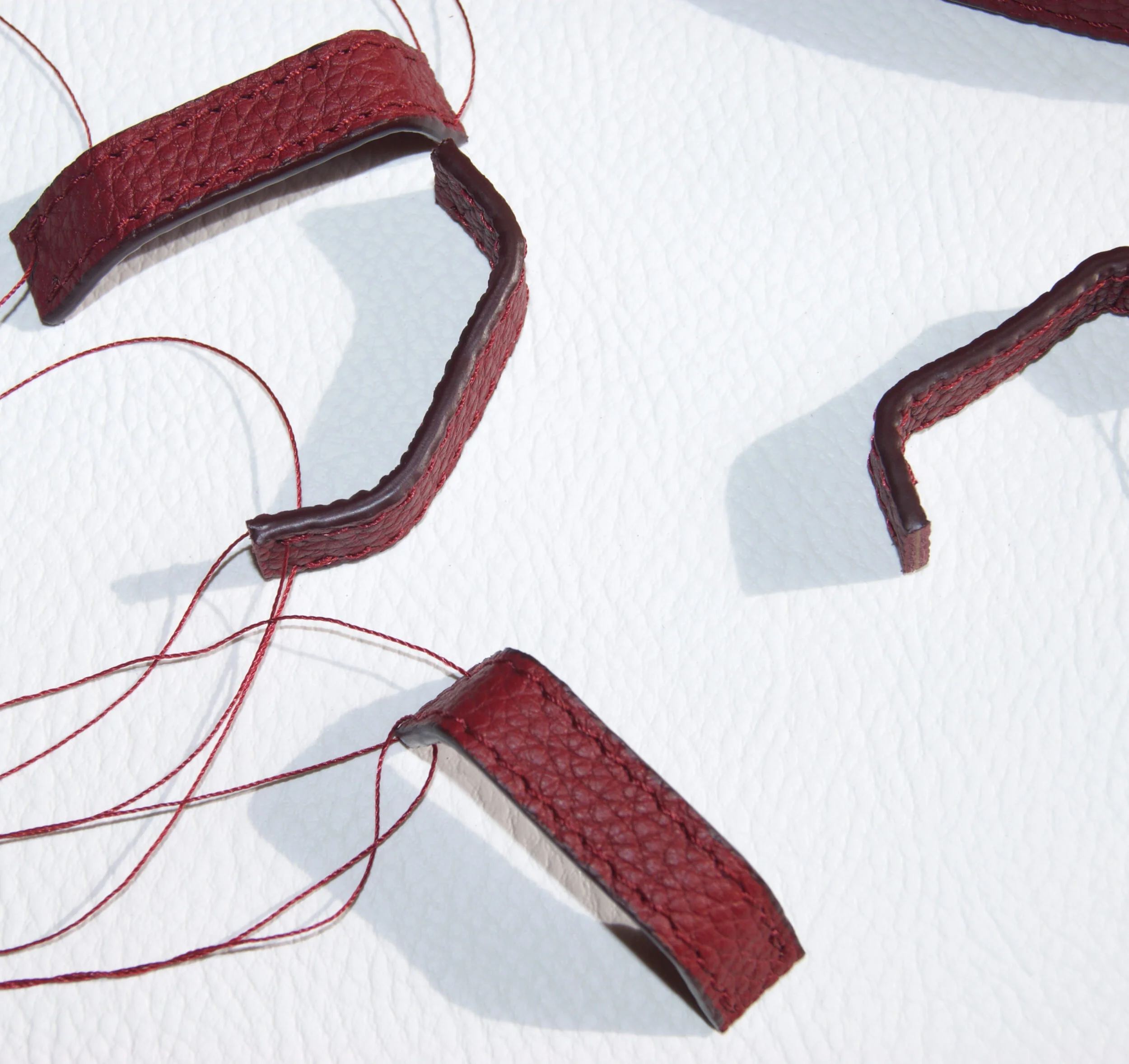 Création française sac sur mesure grand cabas cuir grainé bordeaux détail fabrication