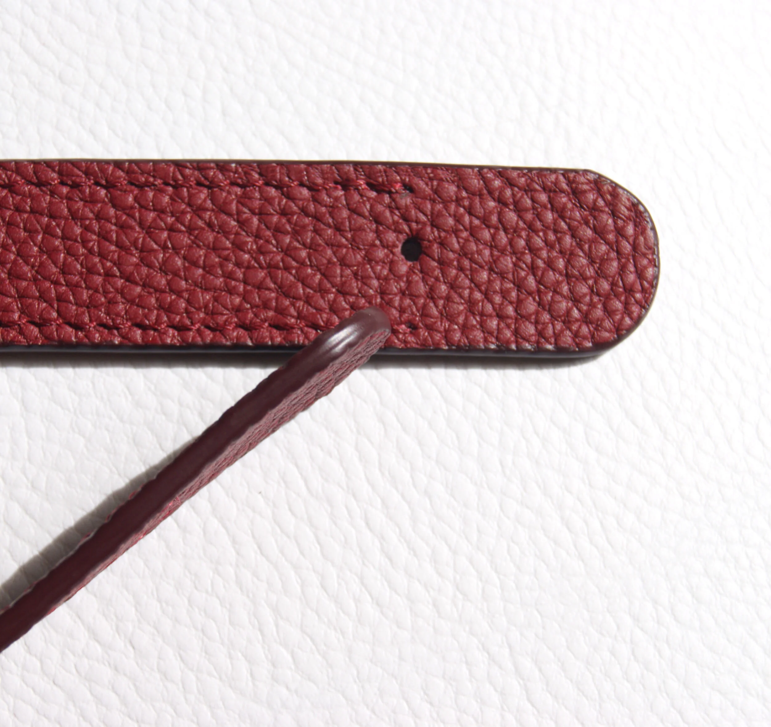 Création française sac sur mesure grand cabas cuir grainé bordeaux détail fabrication