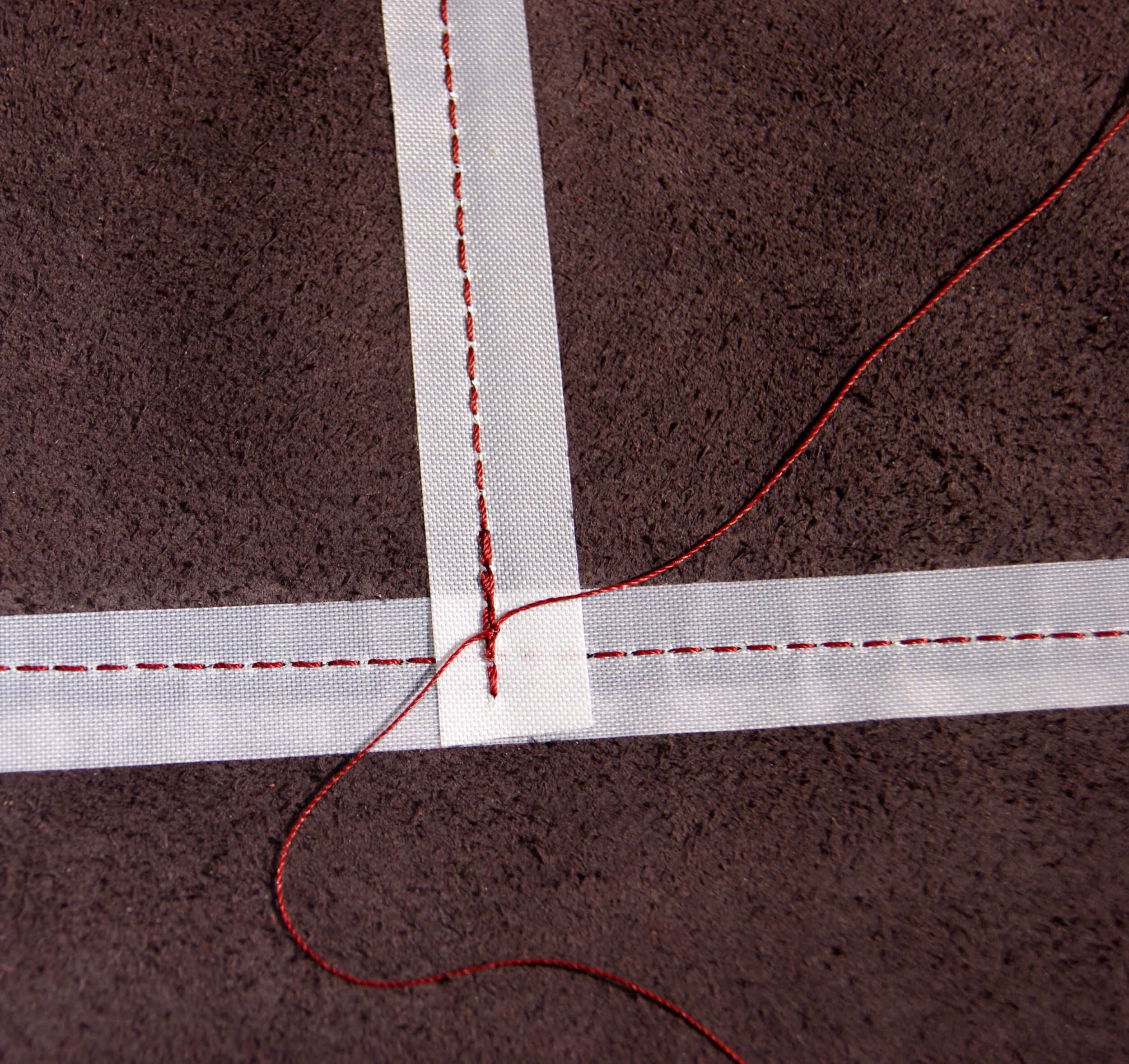 Création française sac sur mesure grand cabas cuir grainé bordeaux détail fabrication