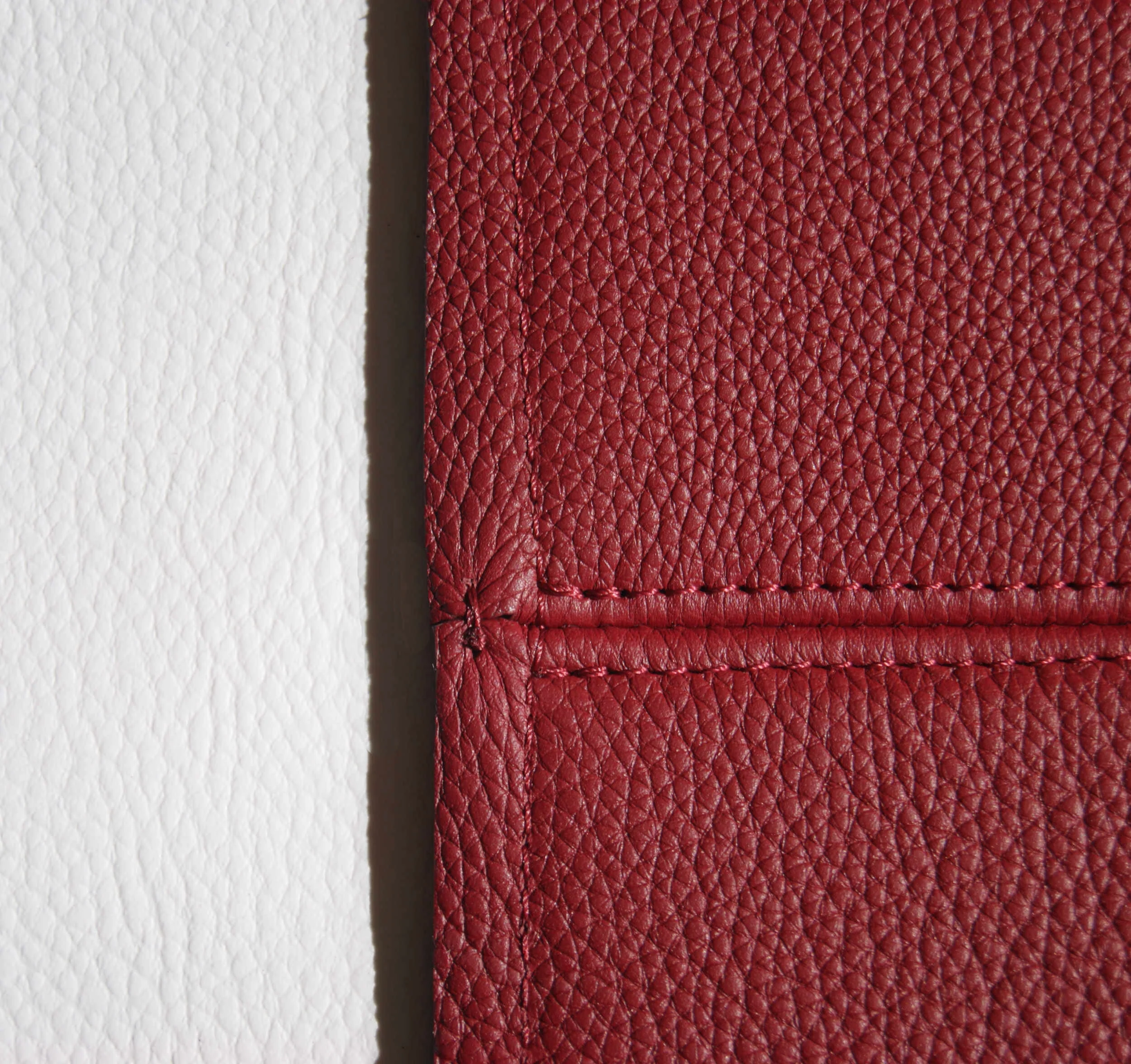 Création française sac sur mesure grand cabas cuir grainé bordeaux détail fabrication