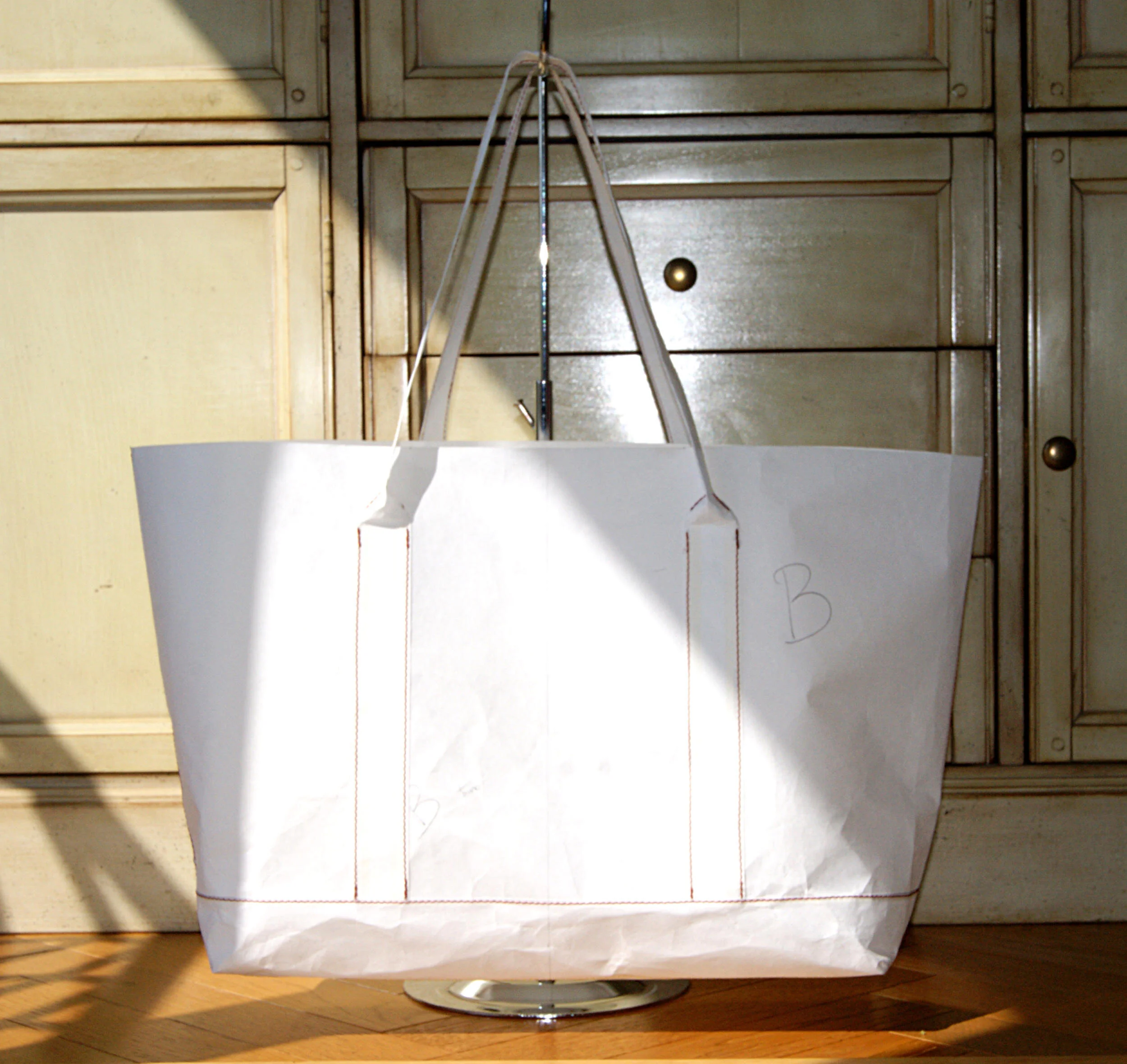 Création française sac sur mesure grand cabas cuir grainé bordeaux version 2 prototype