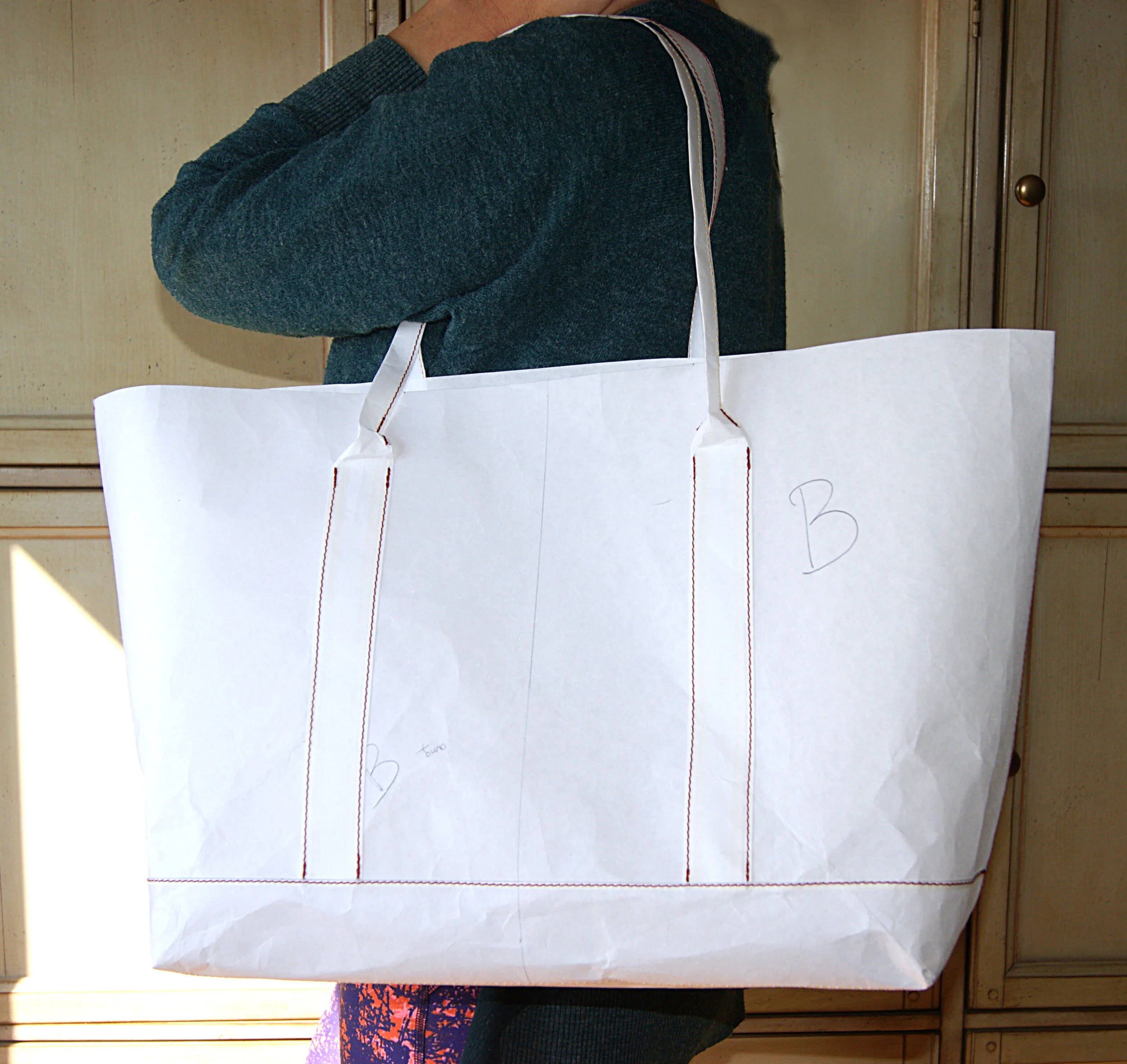 Création française sac sur mesure grand cabas cuir grainé bordeaux version 2 prototype porté