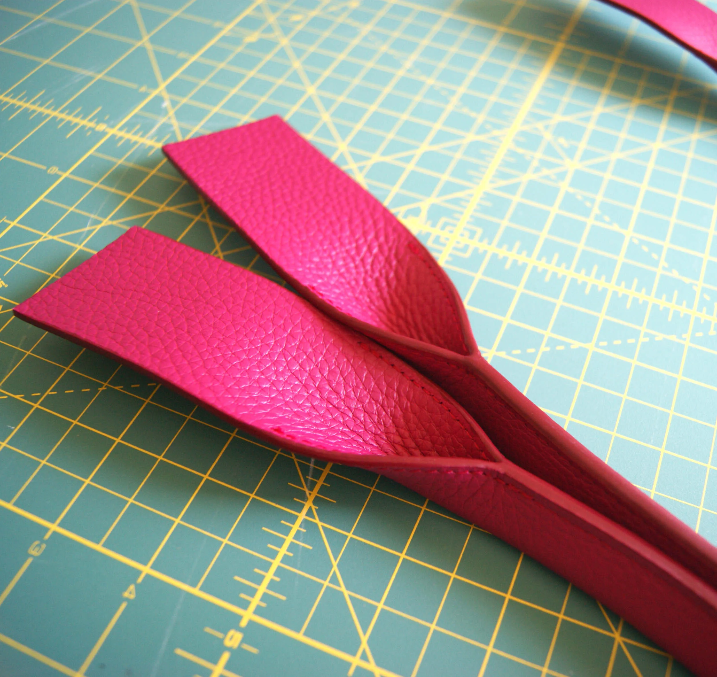 Création française sac sur mesure petit cabas cuir grainé français fuschia bougainvillier (copie)