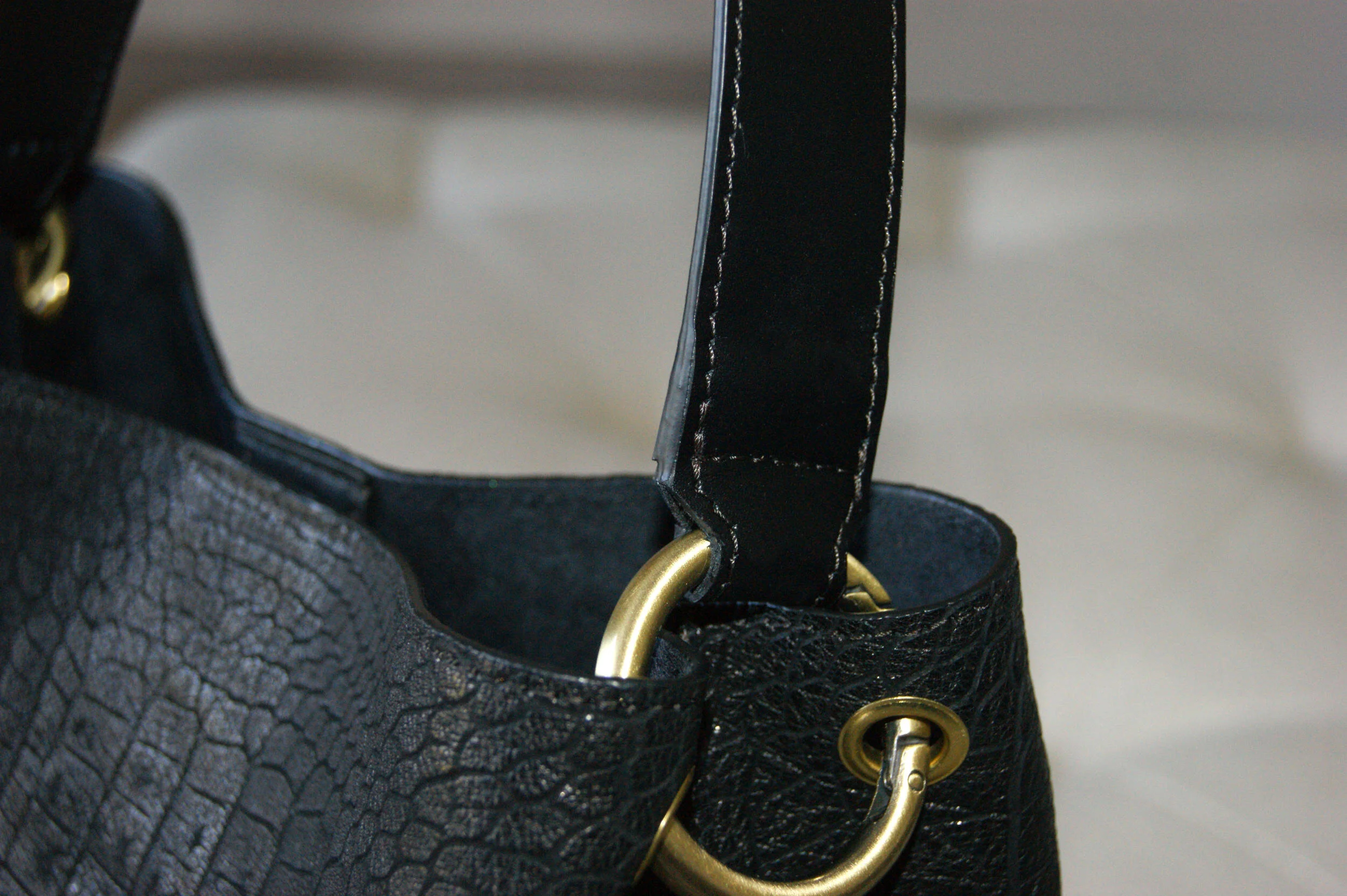 petit sac cuir noir embossé croco détails
