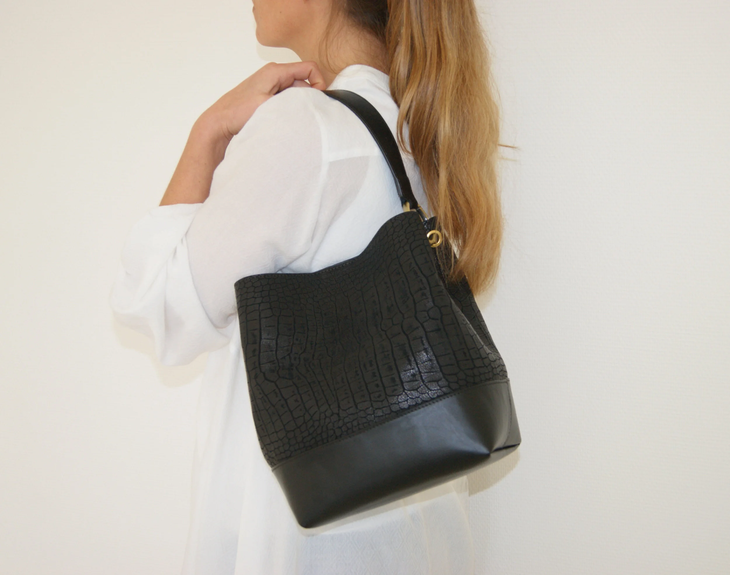 petit sac cuir noir embossé croco porté épaule