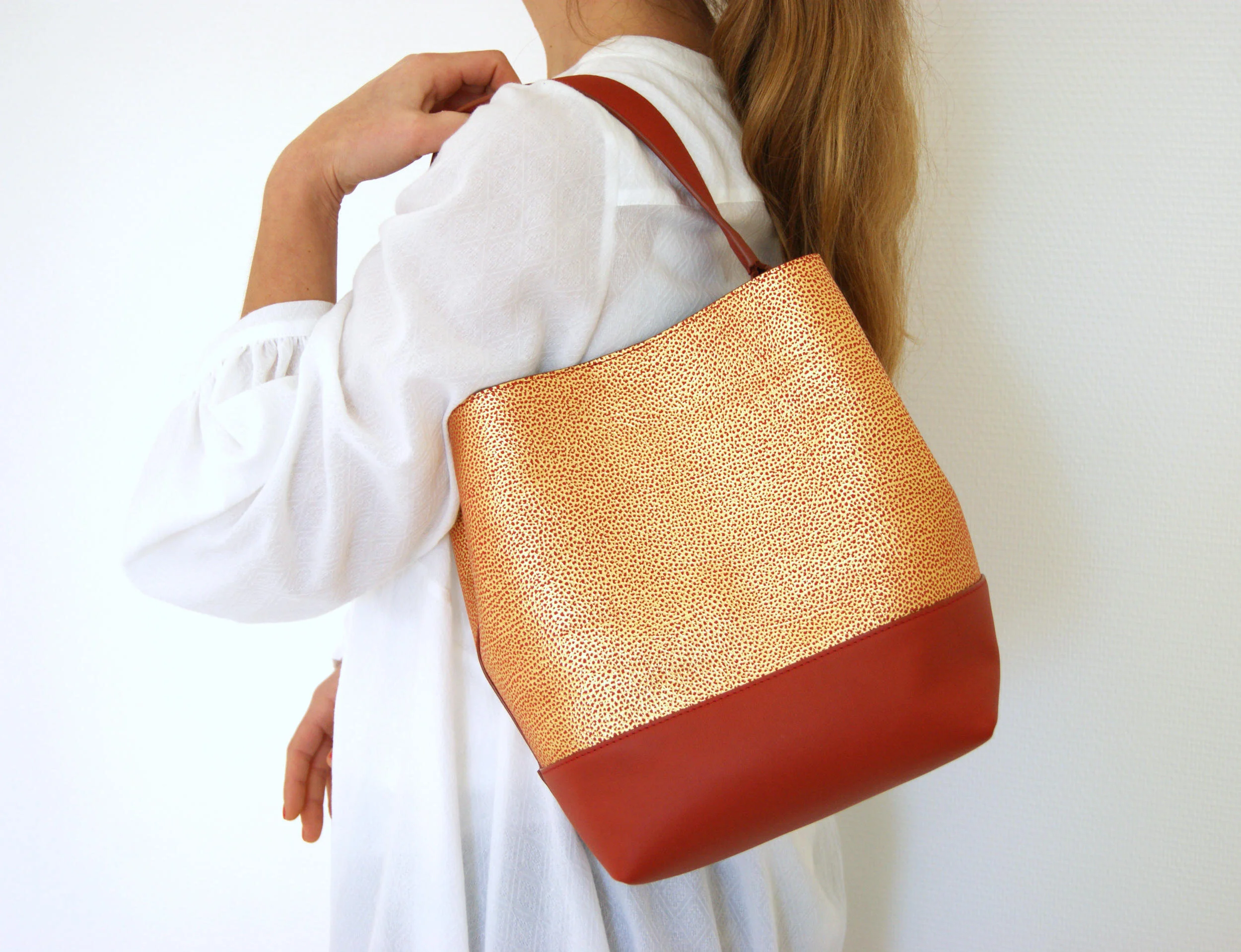 petit sac cuir rouille orangé et cuir métallisé grainé porté épaule