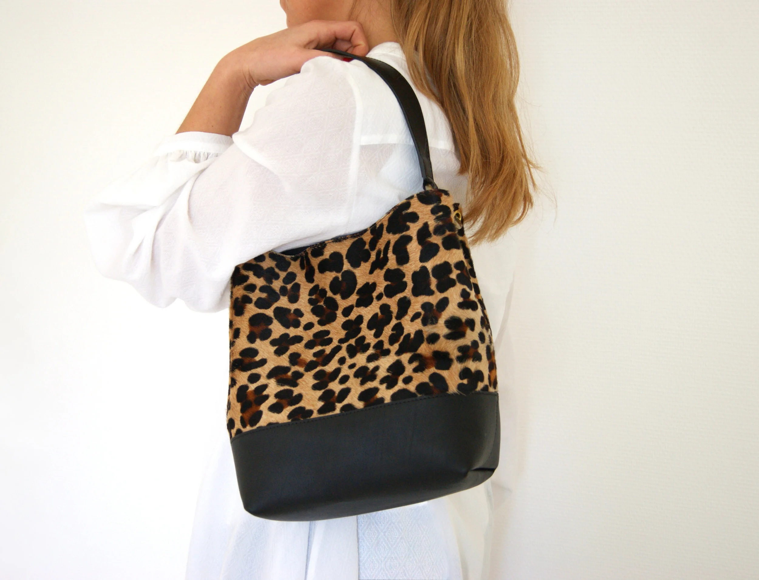 petit sac cuir poils léopard couleur naturel fauve porté épaule