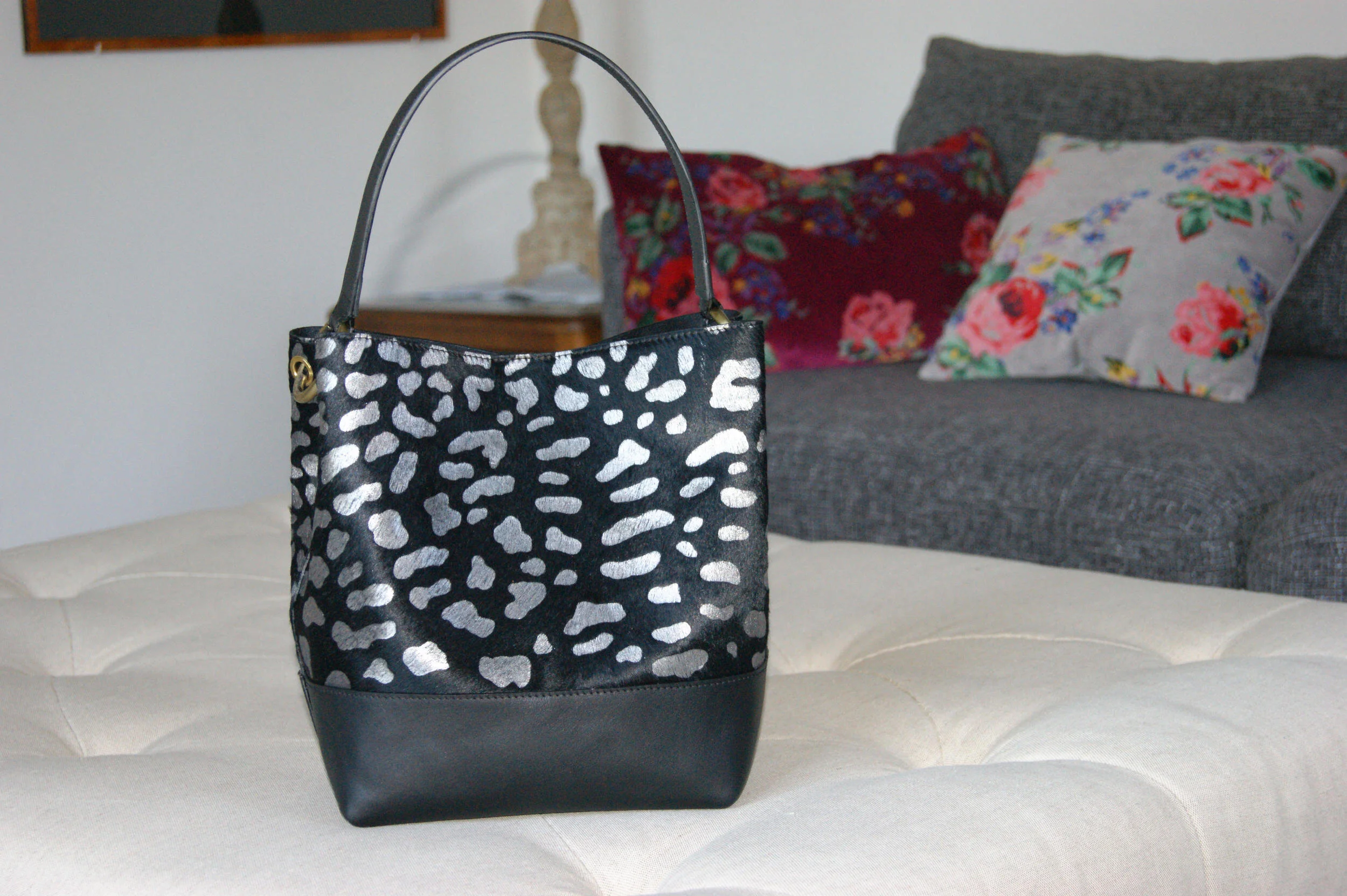 petit sac cuir poils léopard couleur noir taches couleur argentée