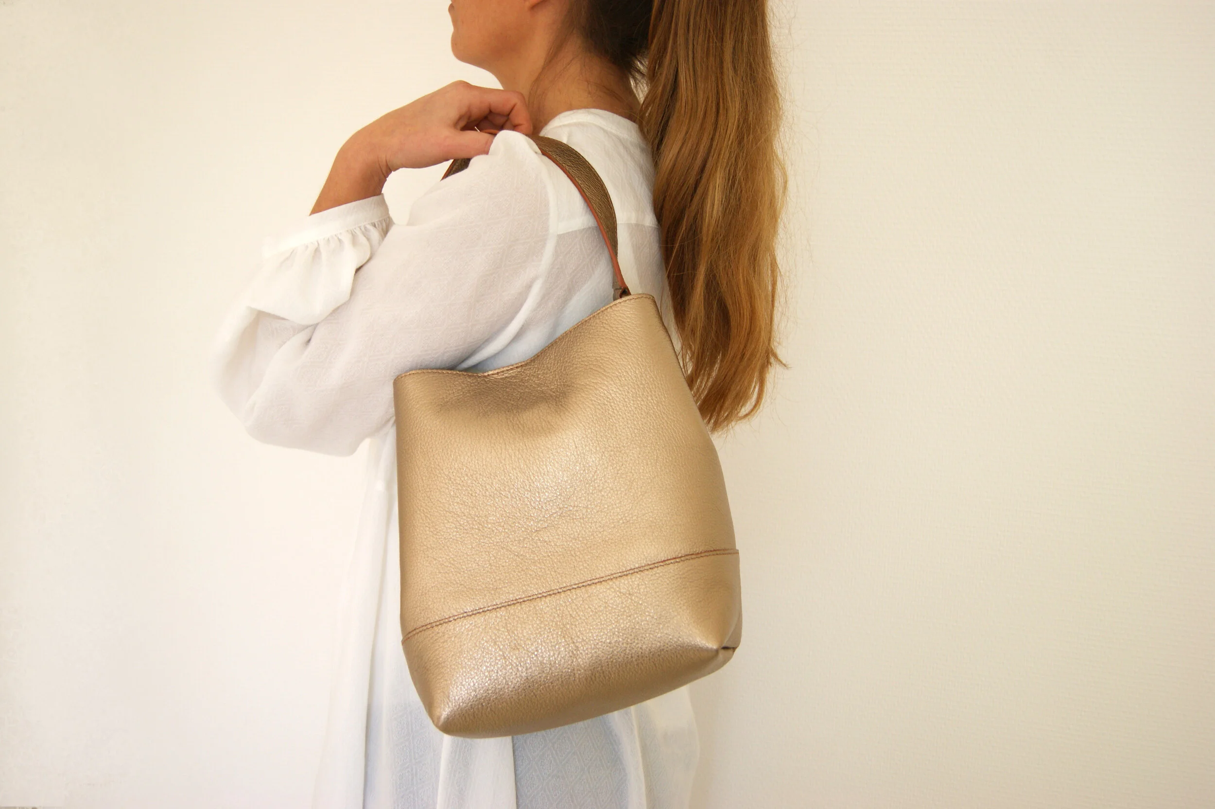 petit sac cuir couleur métallisée or clair champagne porté épaule