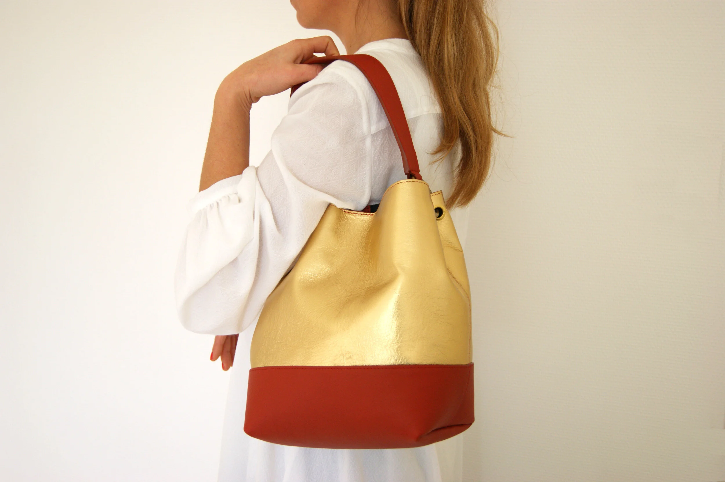 petit sac cuir couleur métallisée or et rouille orangé porté épaule