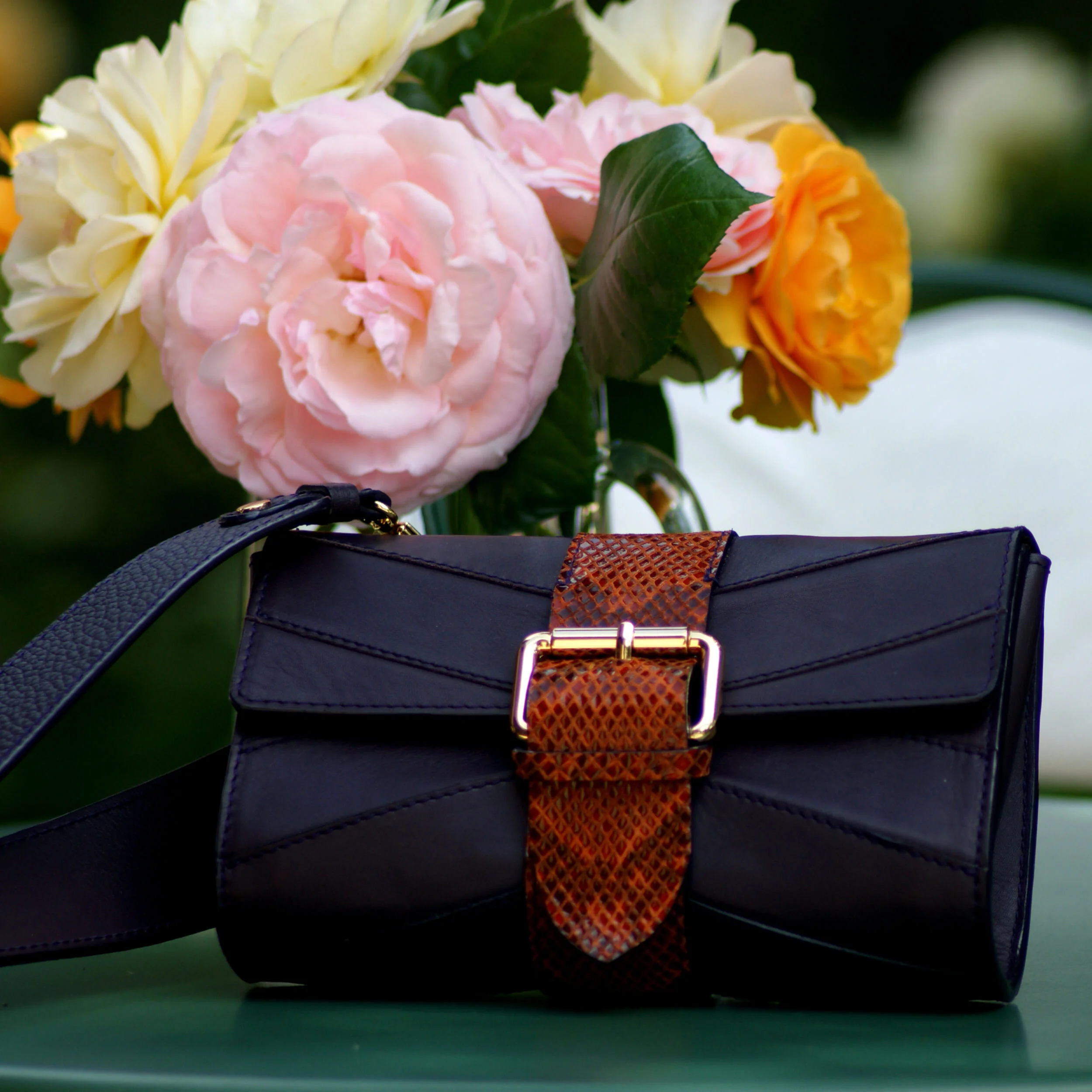 sur-mesure-petit-sac-soirée-cuir-violet-encre