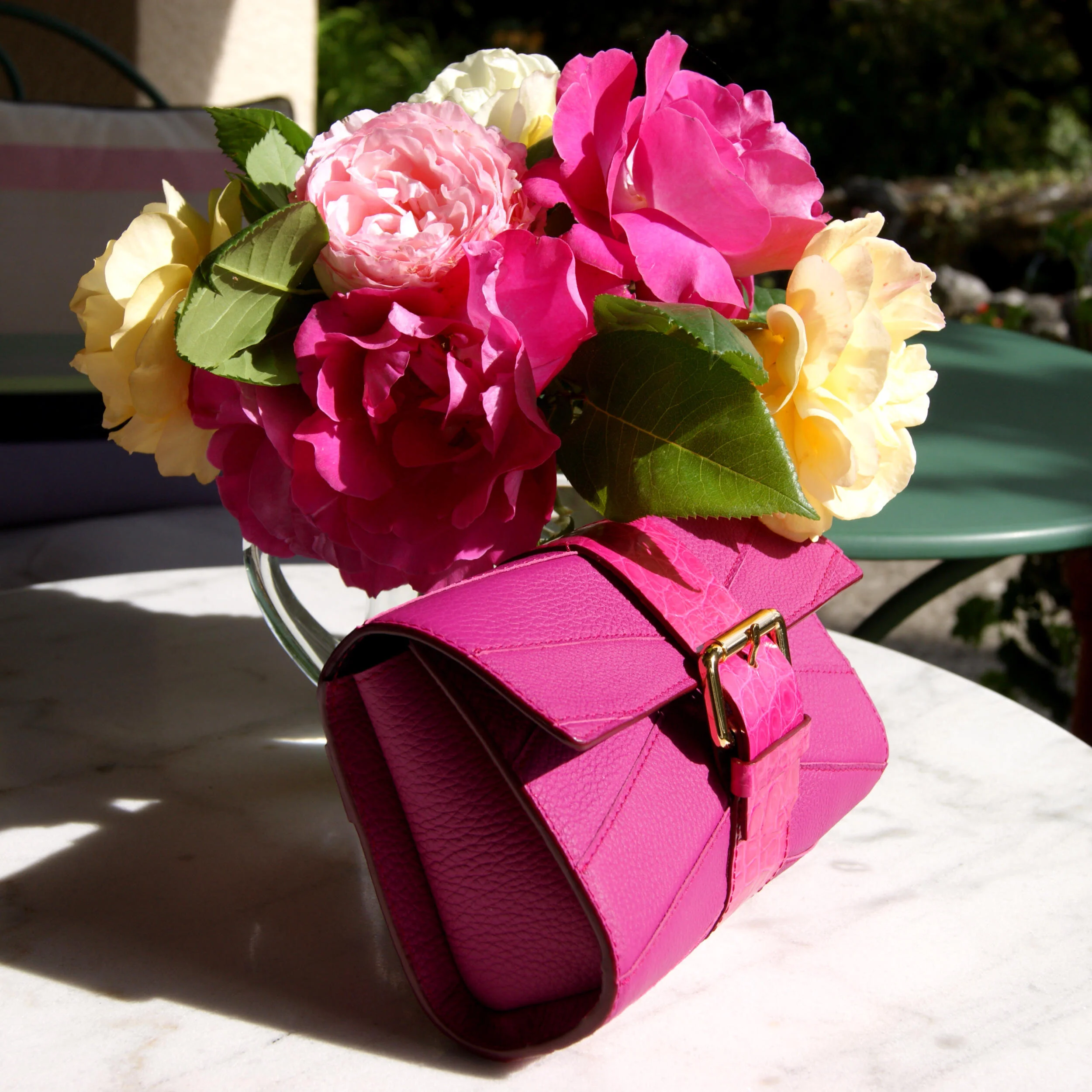 sur-mesure-petit-sac-soirée-cuir-fushia-vif-vue-coté