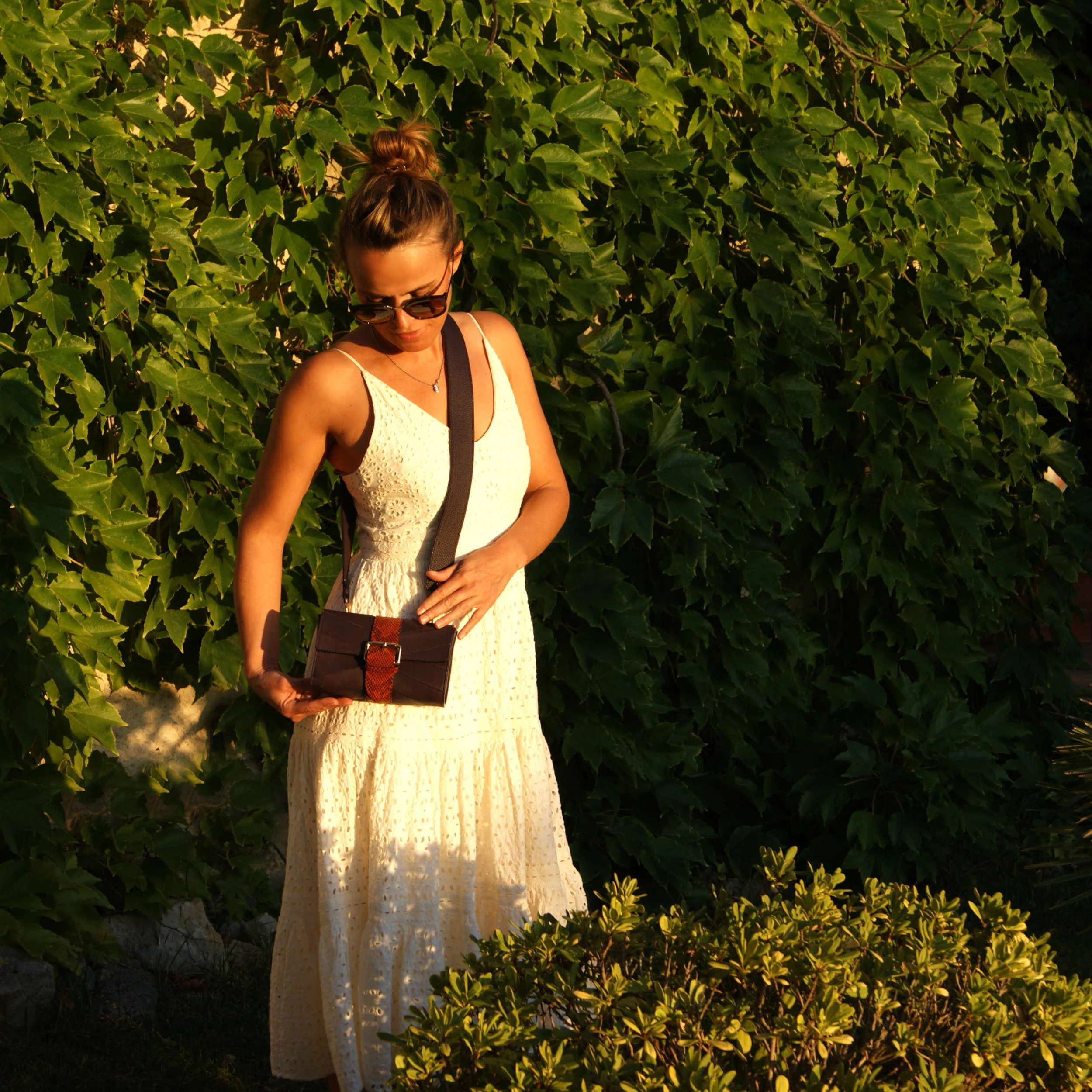 sur-mesure-petit-sac-soirée-cuir-violet-encre-porté-croisé