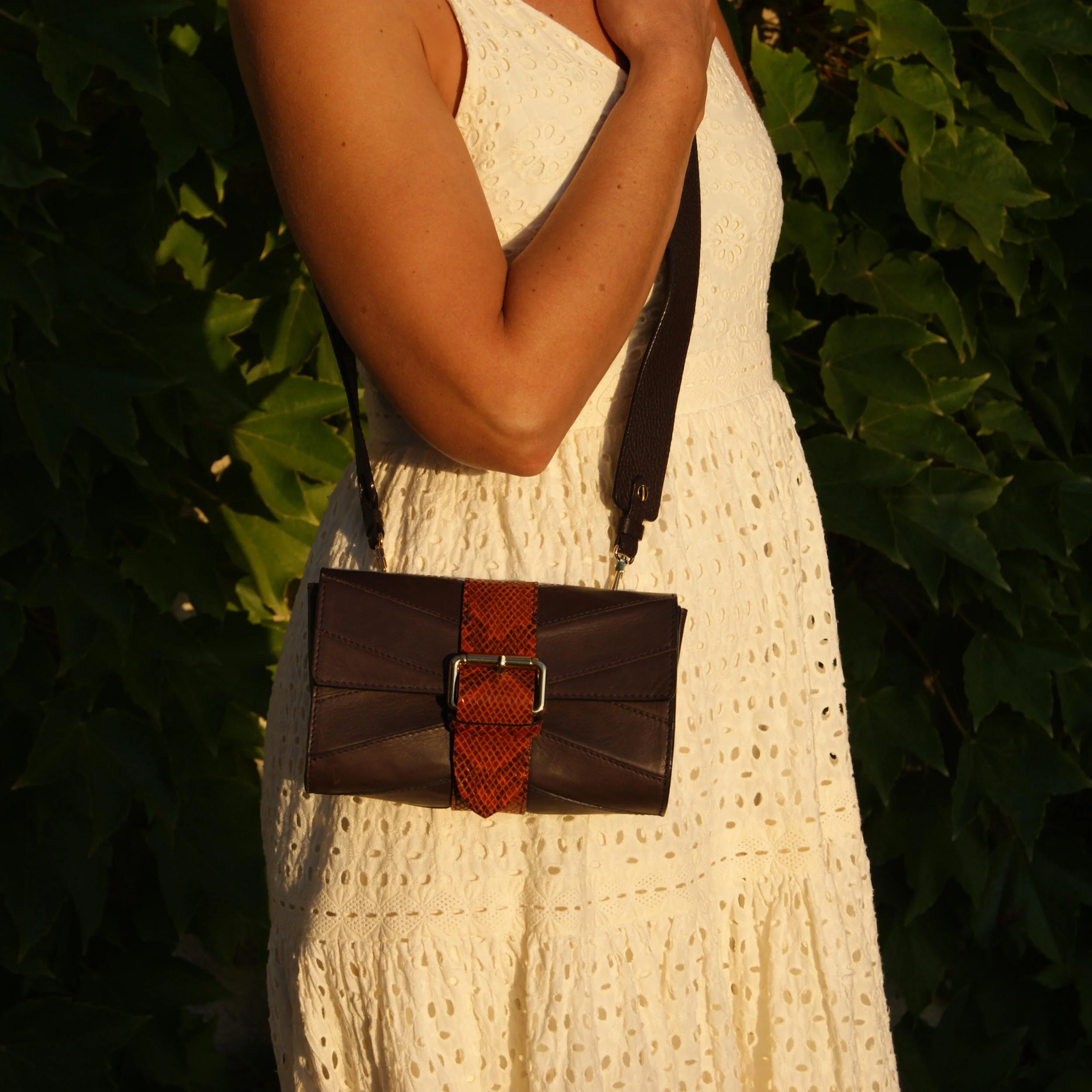 sur-mesure-petit-sac-soirée-cuir-violet-encre-porté-croisé