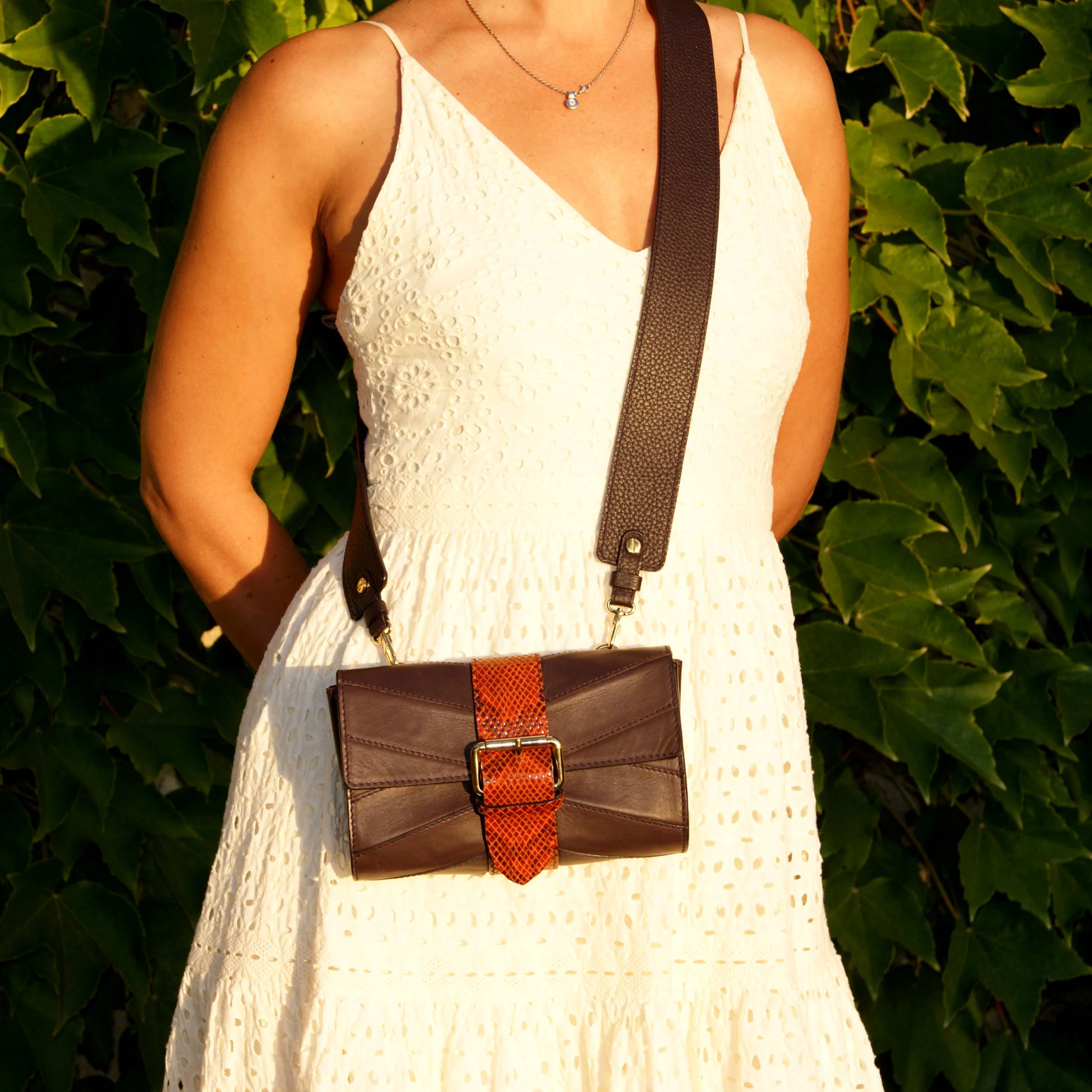 sur-mesure-petit-sac-soirée-cuir-violet-encre-porté-croisé