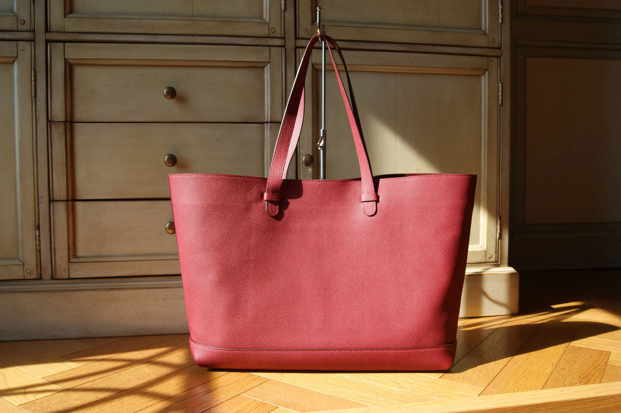 Sur mesure grand Cabas en cuir grainé bordeaux