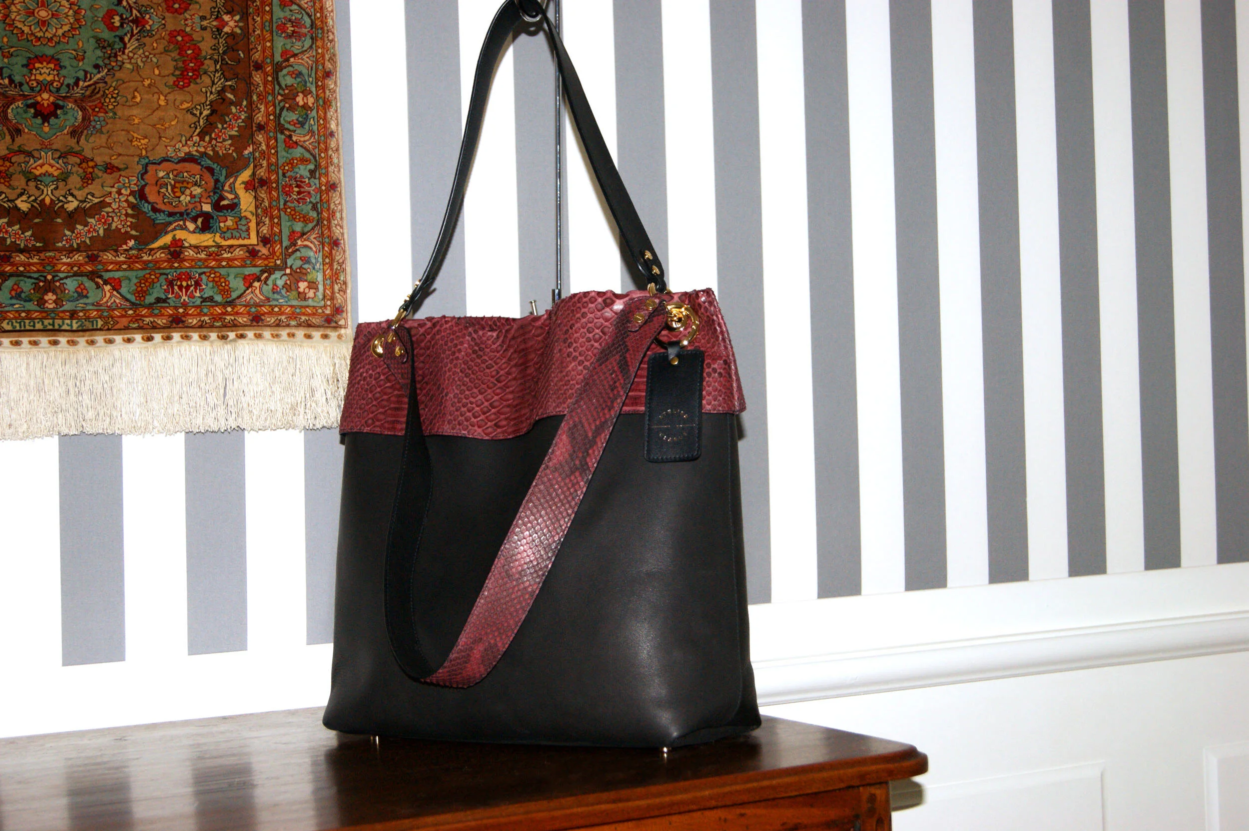 Sur mesure sac hobo "Signature" cuir noir et revers python bordeaux