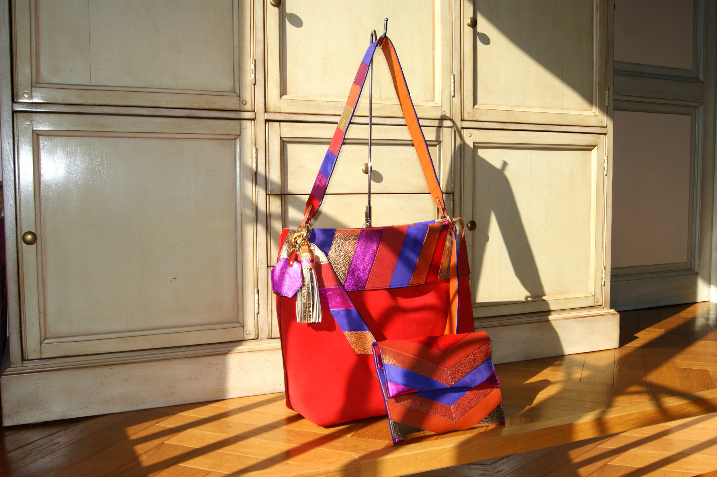 Sur mesure sac hobo "Signature Arlequin" nubuck rouge coquelicot revers