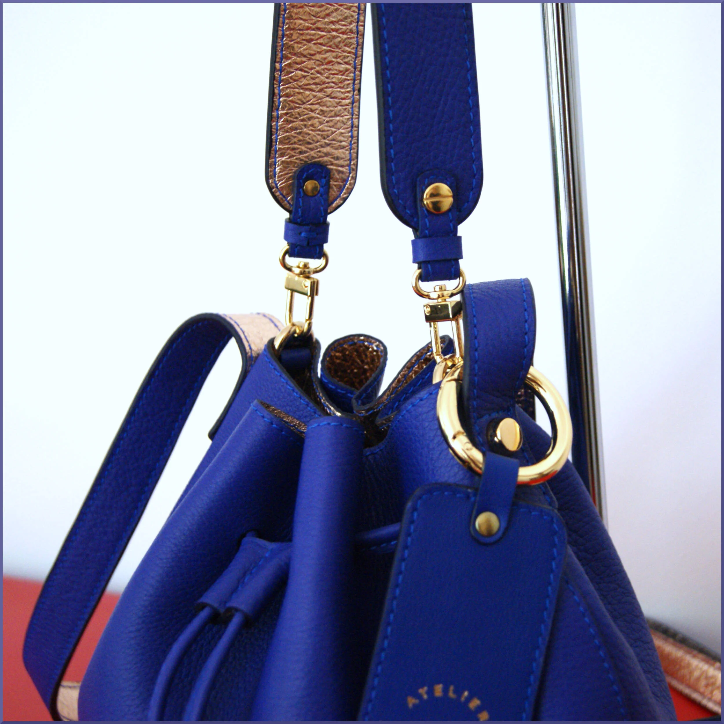 atelier-clarus-maroquinerie-sac-mini-sceau-bleu-cobalt-anse-4.JPG