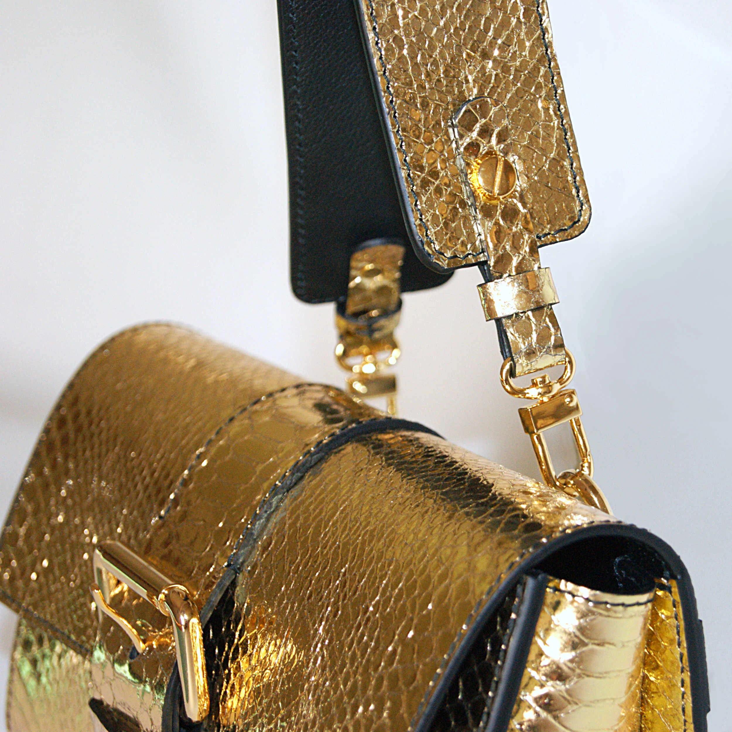 atelier-clarus-maroquinerie-sac-le-tout-mini-dore-python-6.JPG