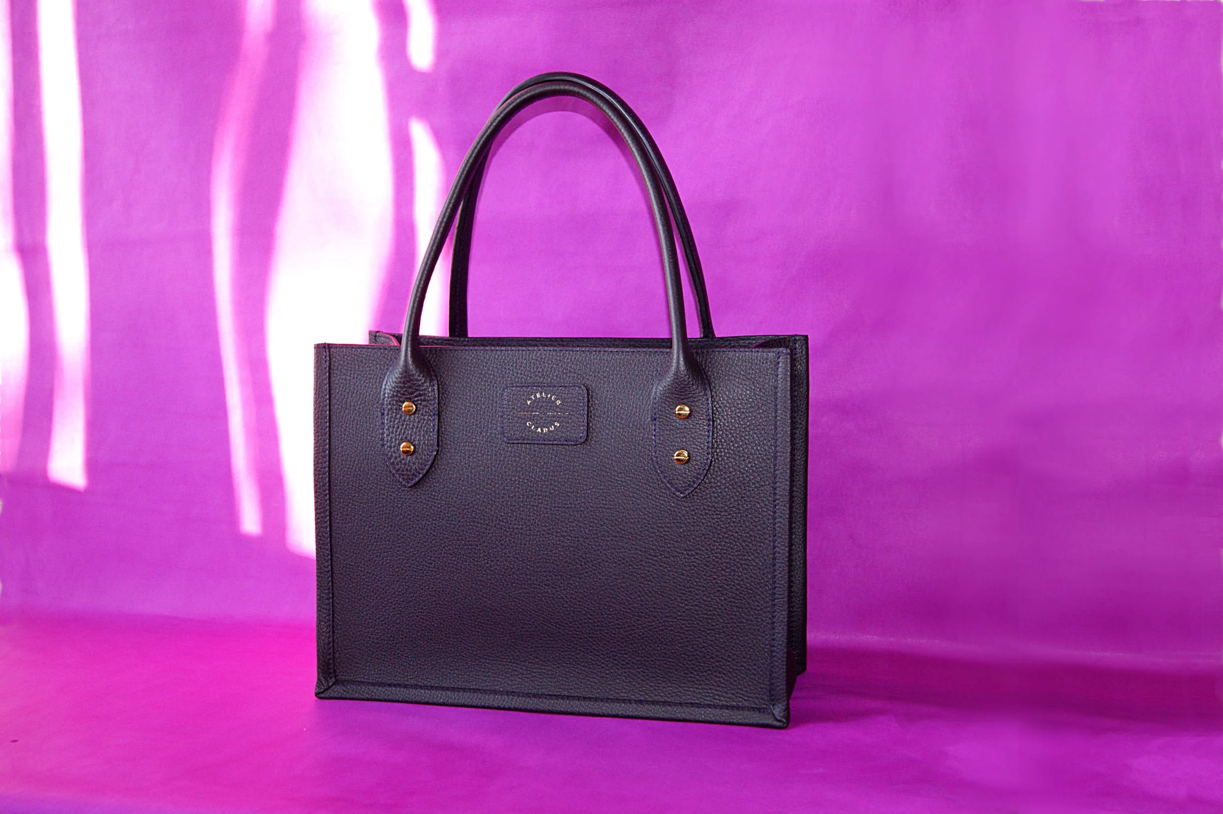 Sur mesure cabas "Off Course" - Modèle moyen en cuir grainé couleur violet encre