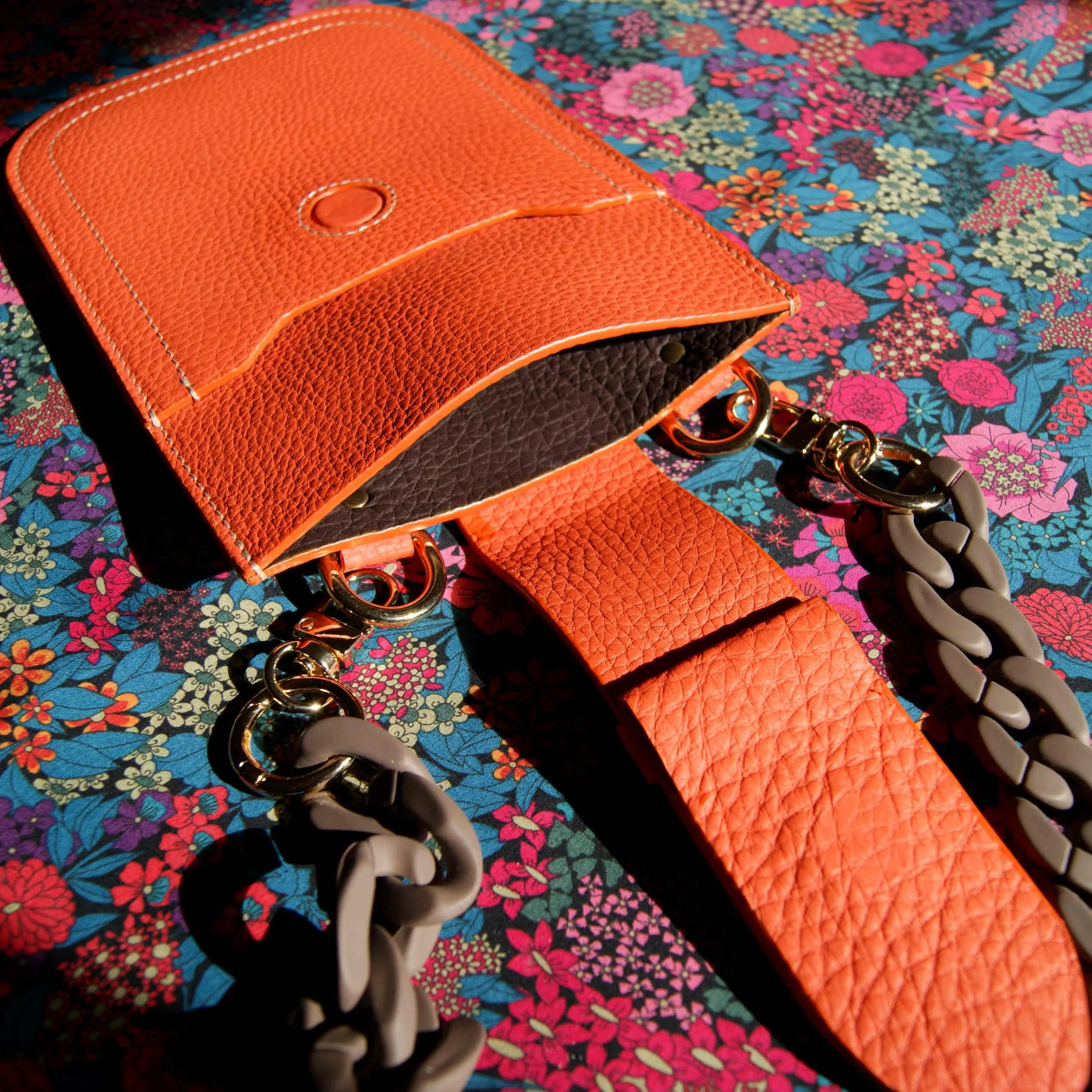 atelier-clarus-pochette-main-libre-telephone-orange-3.JPG